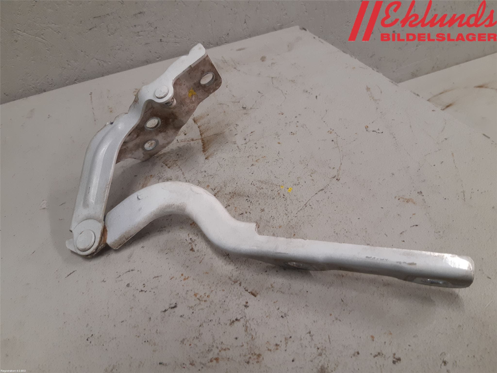 Hyundai i40 08-15 Huvgångjärn