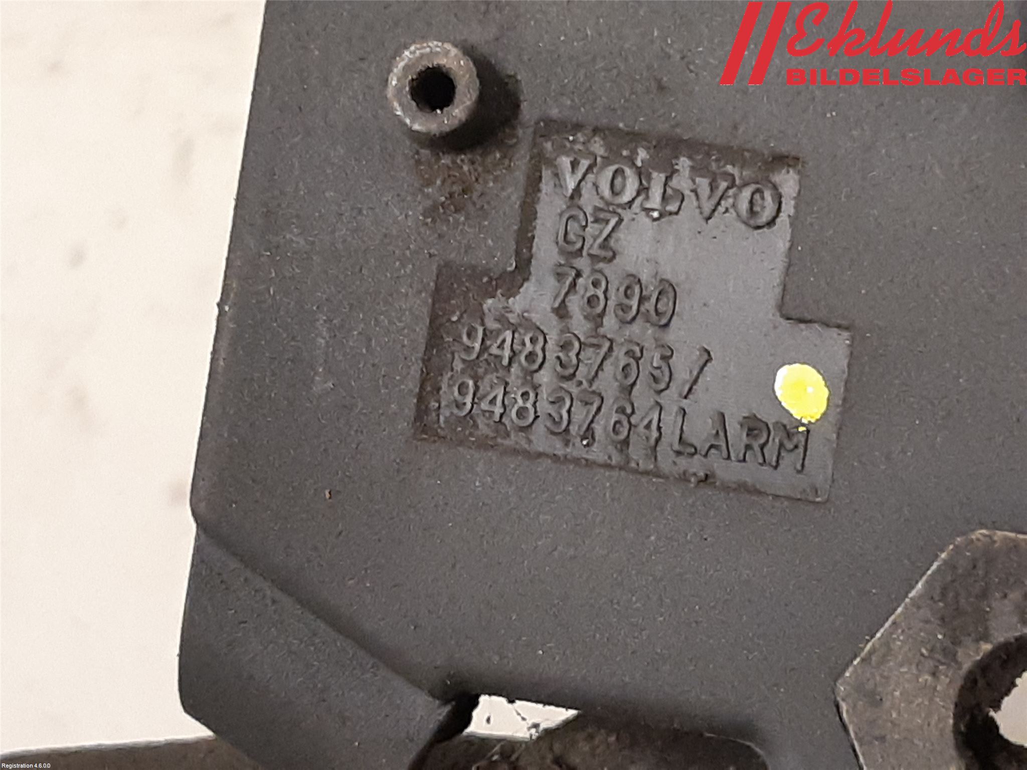 Volvo XC70 01-04 Huvlås