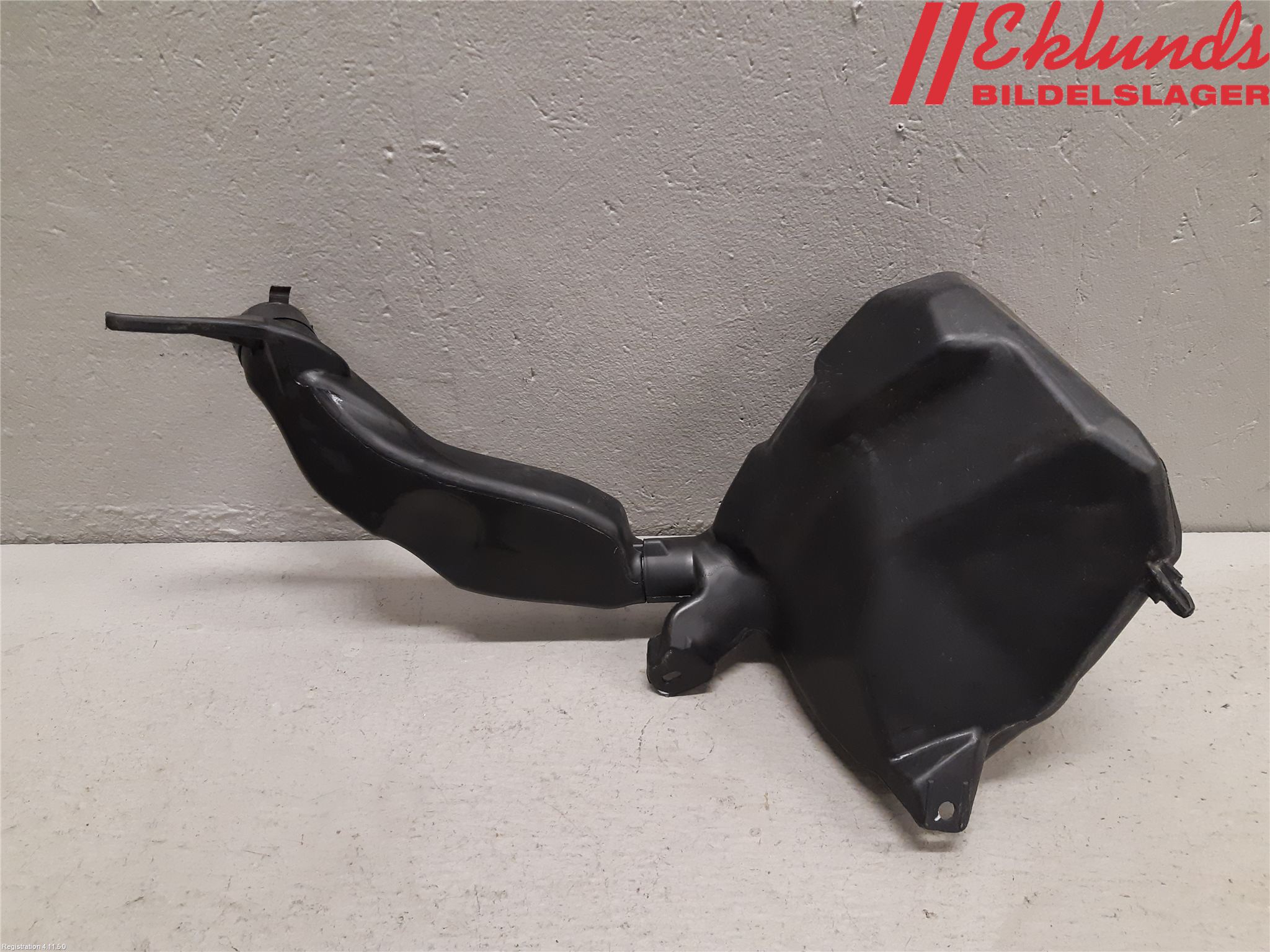 Tesla MODEL Y 21- Spolartank Vindruta