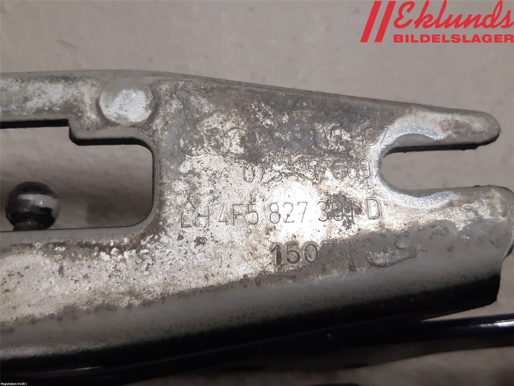 Audi A6/S6     05-11 Bakluckegångjärn Vä