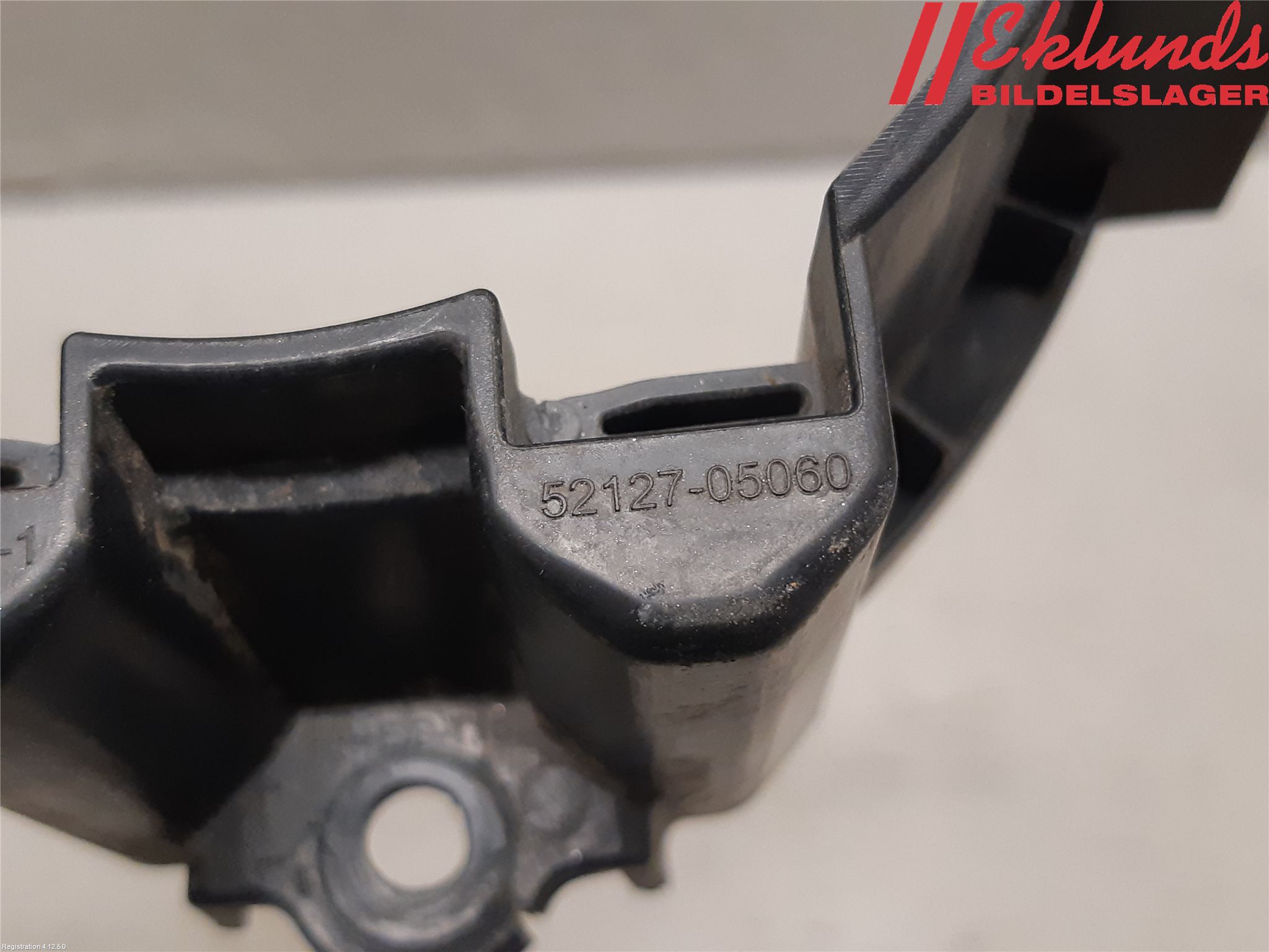 Toyota AVENSIS 09-15 Dimljussarg Fram