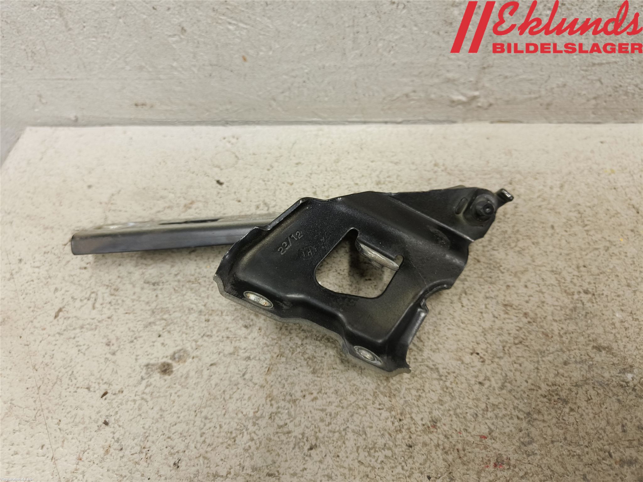 Audi A4 12-15 Huvgångjärn