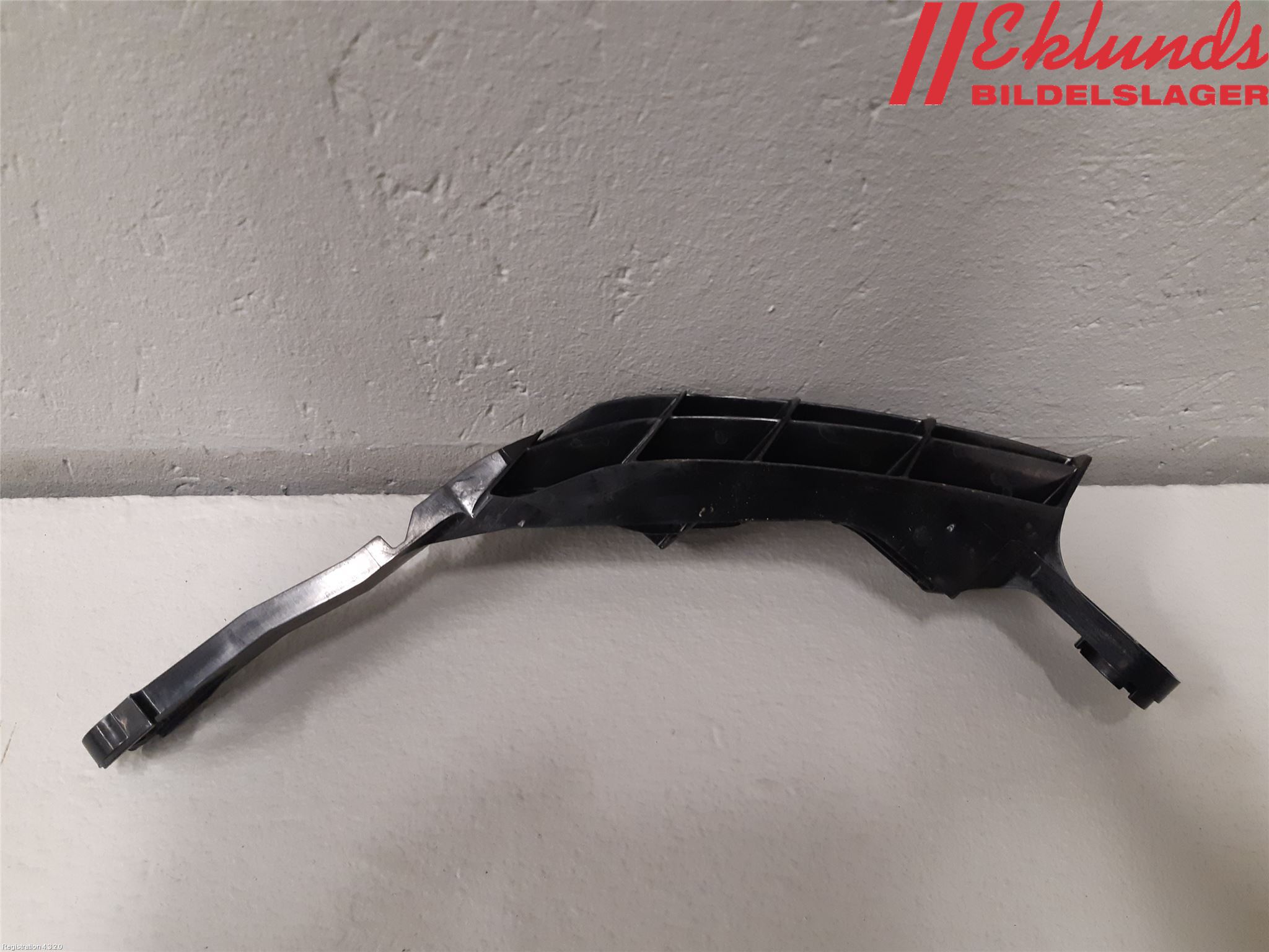 Toyota RAV4 19- Stötfångarfäste Bak Vä