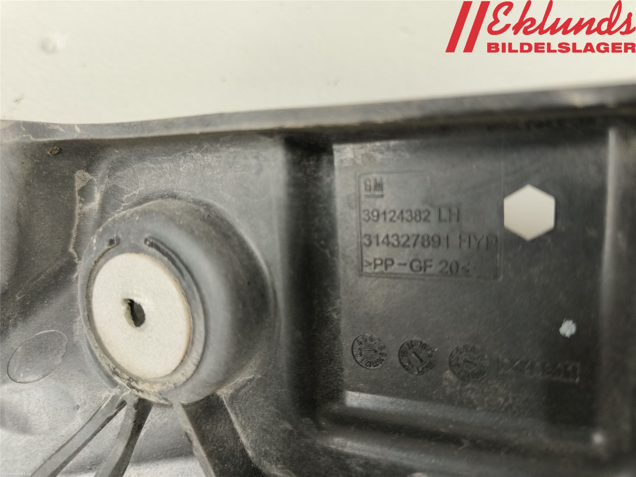 Opel INSIGNIA 17- Stötfångarfäste Bak Vä