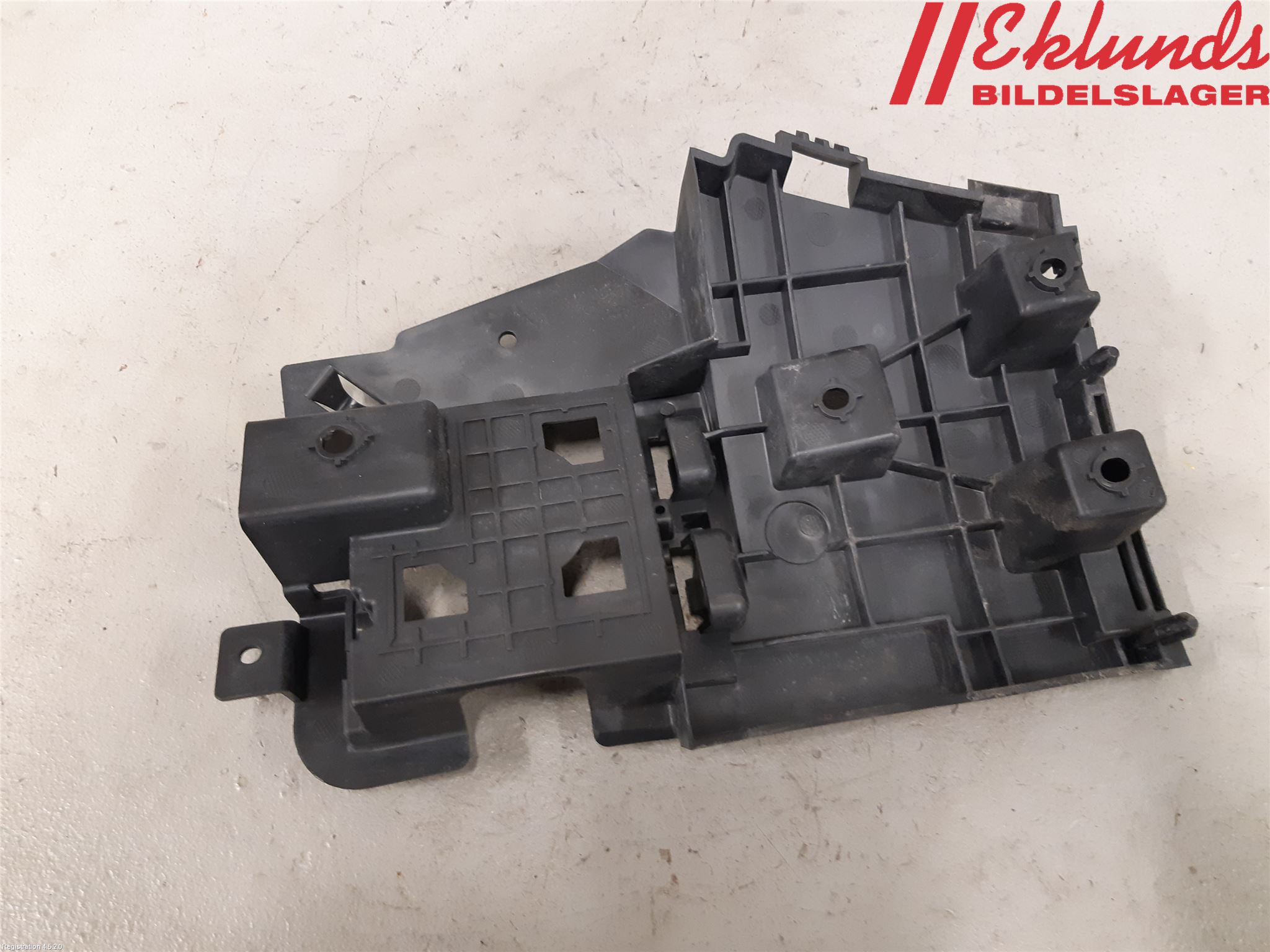 Volvo V60 14-18 Stötfångarfäste Bak Vä