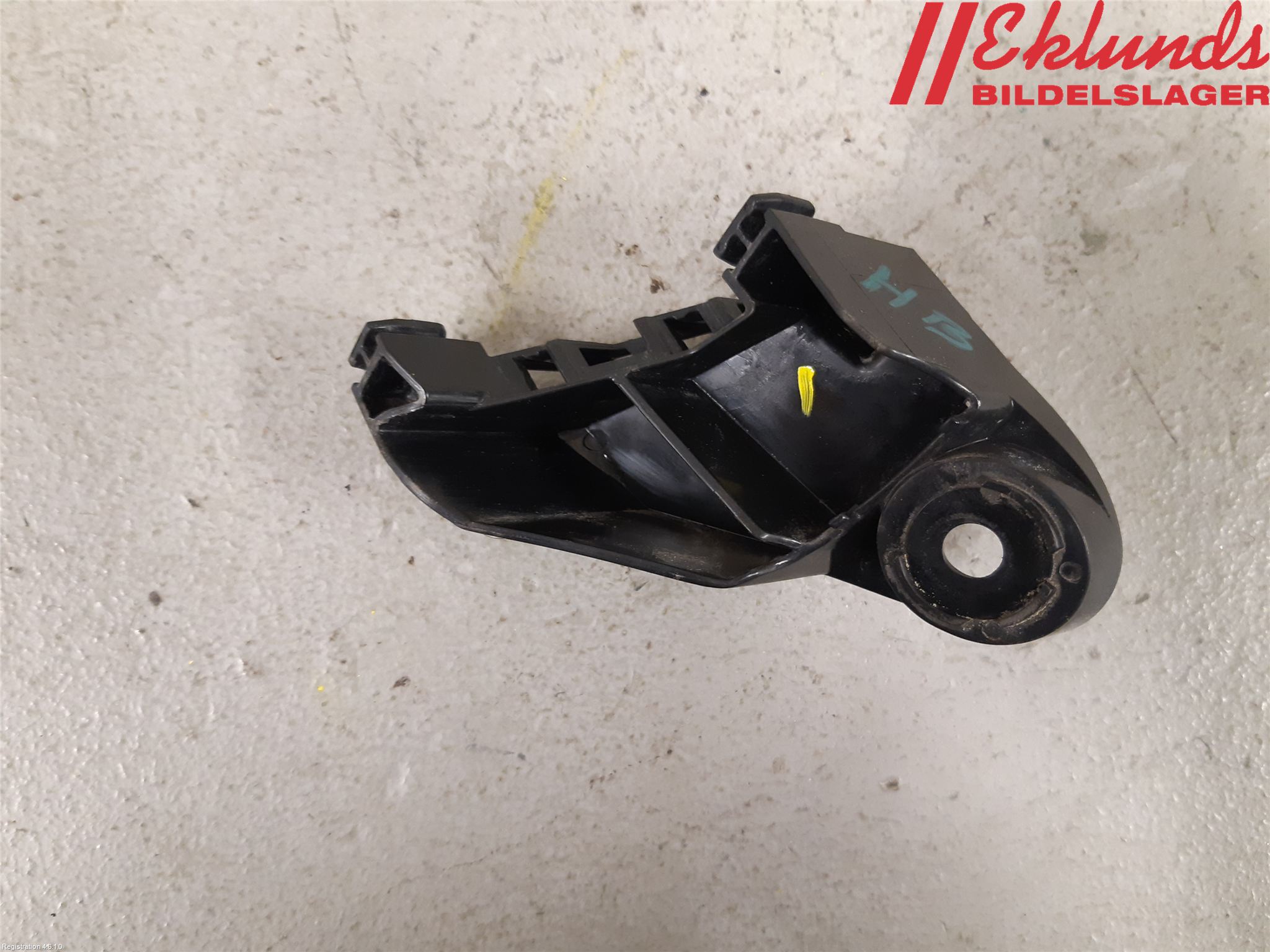 Toyota C-HR 16-23 Stötfångarfäste Bak Hö