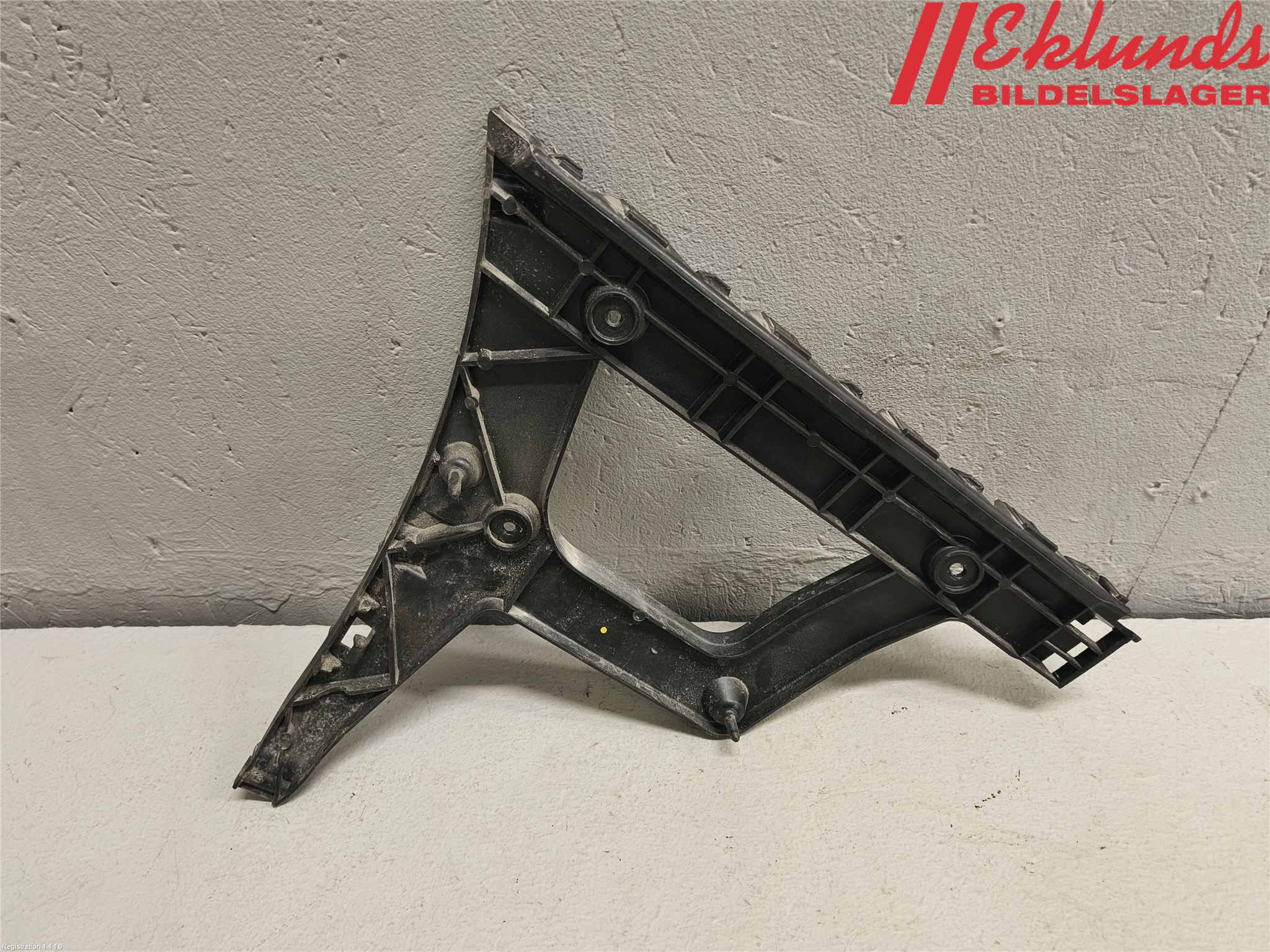 Audi A4 12-15 Stötfångarfäste Bak Hö