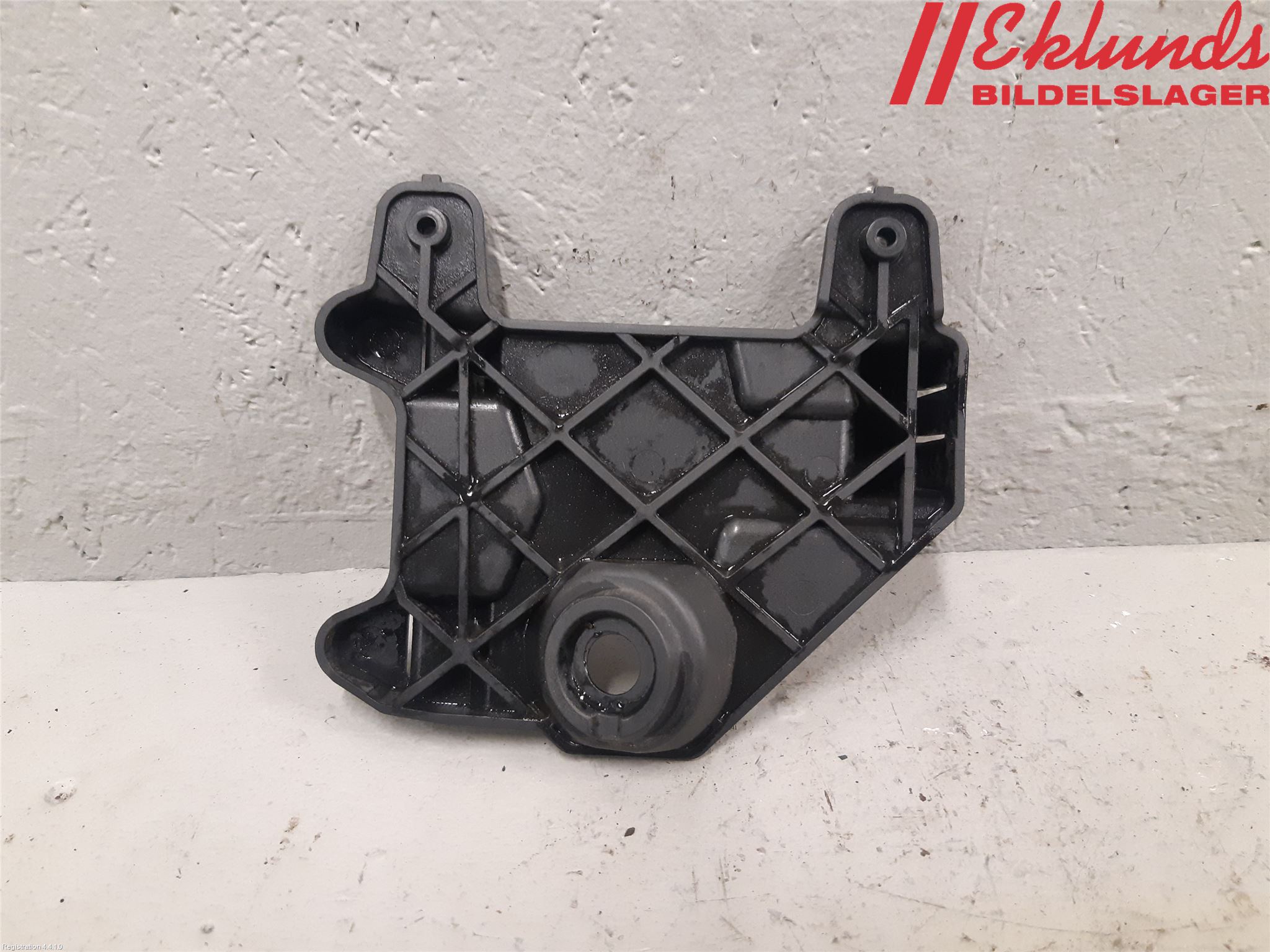 BMW 3 F30/F31/F80 12-19 Stötfångarfäste Bak Hö