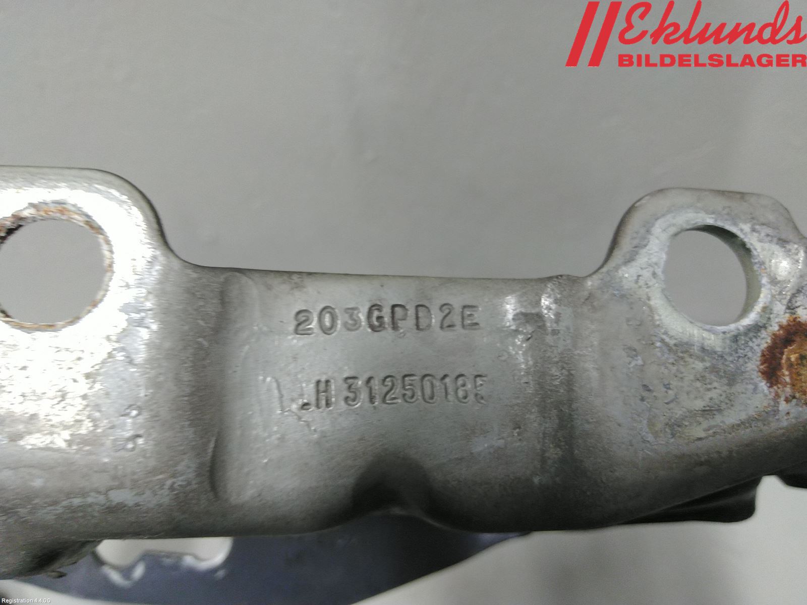 Volvo V70 08-13 Huvgångjärn