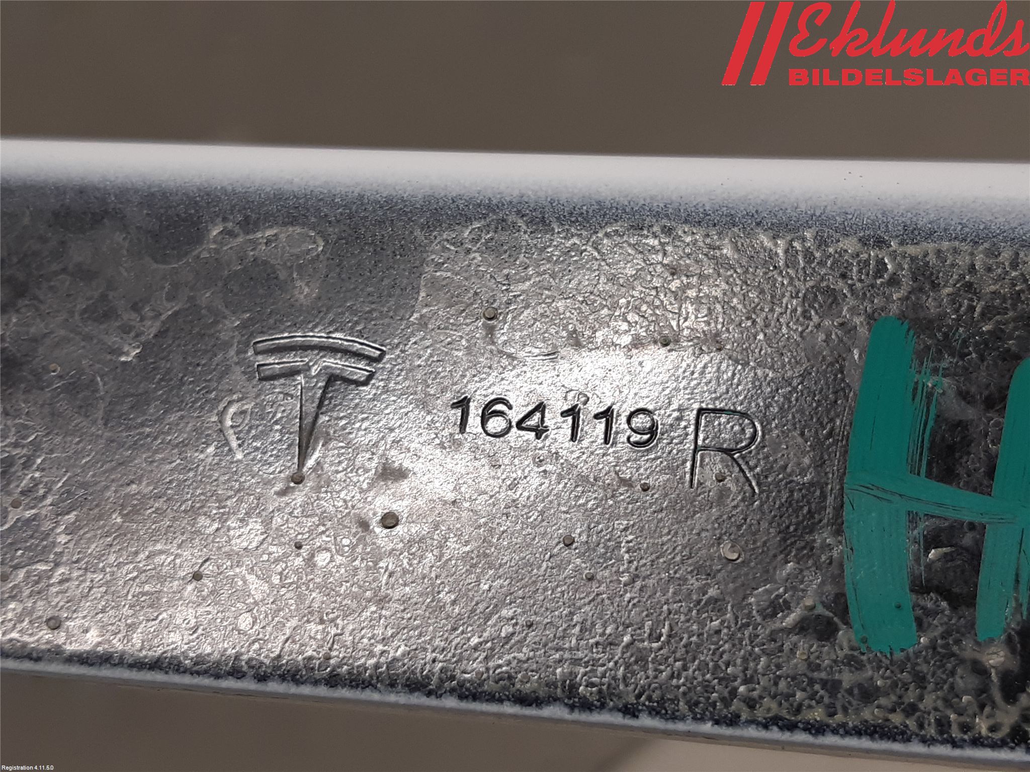 Tesla MODEL Y 21- Huvgångjärn