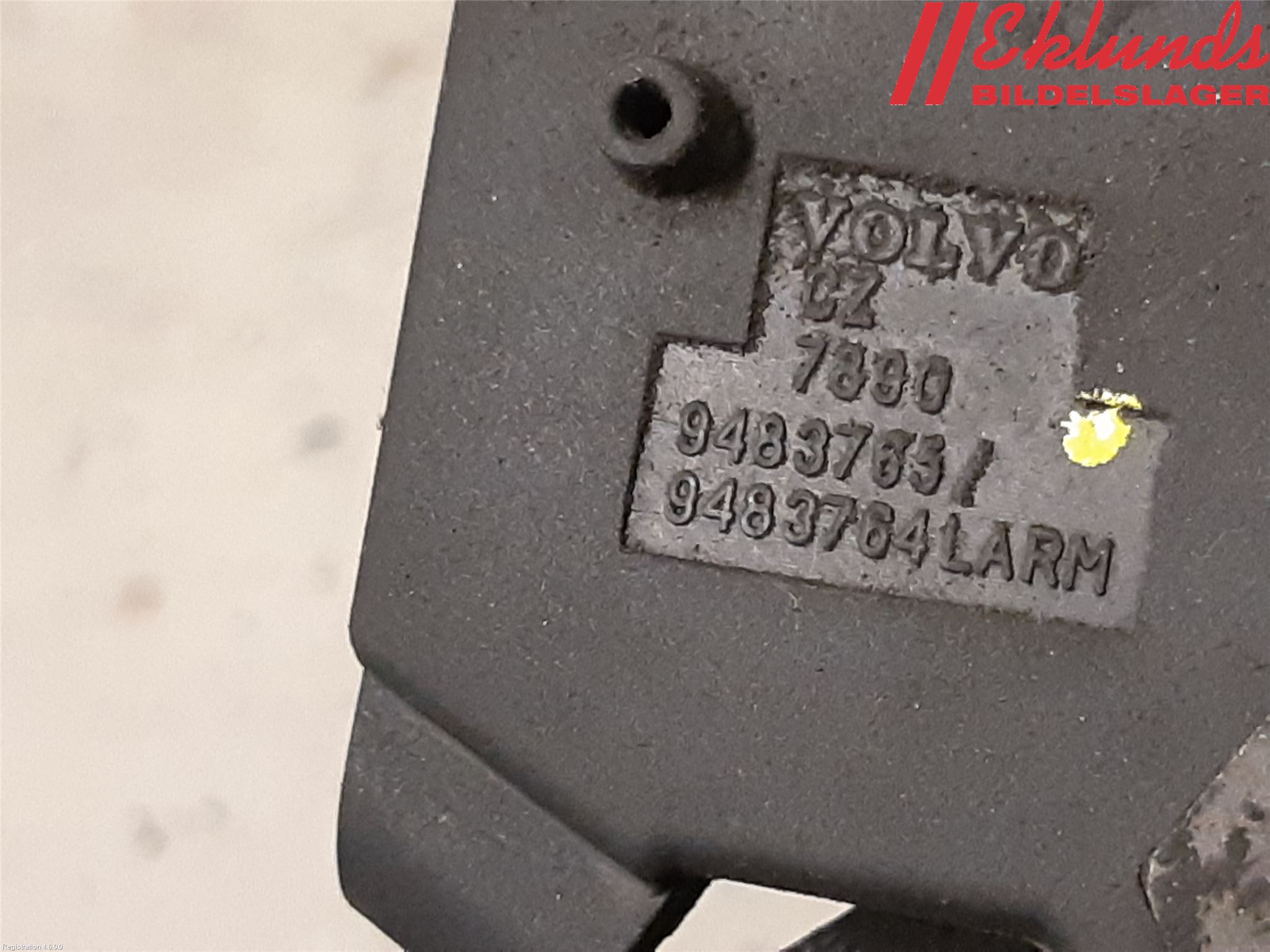 Volvo XC70 01-04 Huvlås