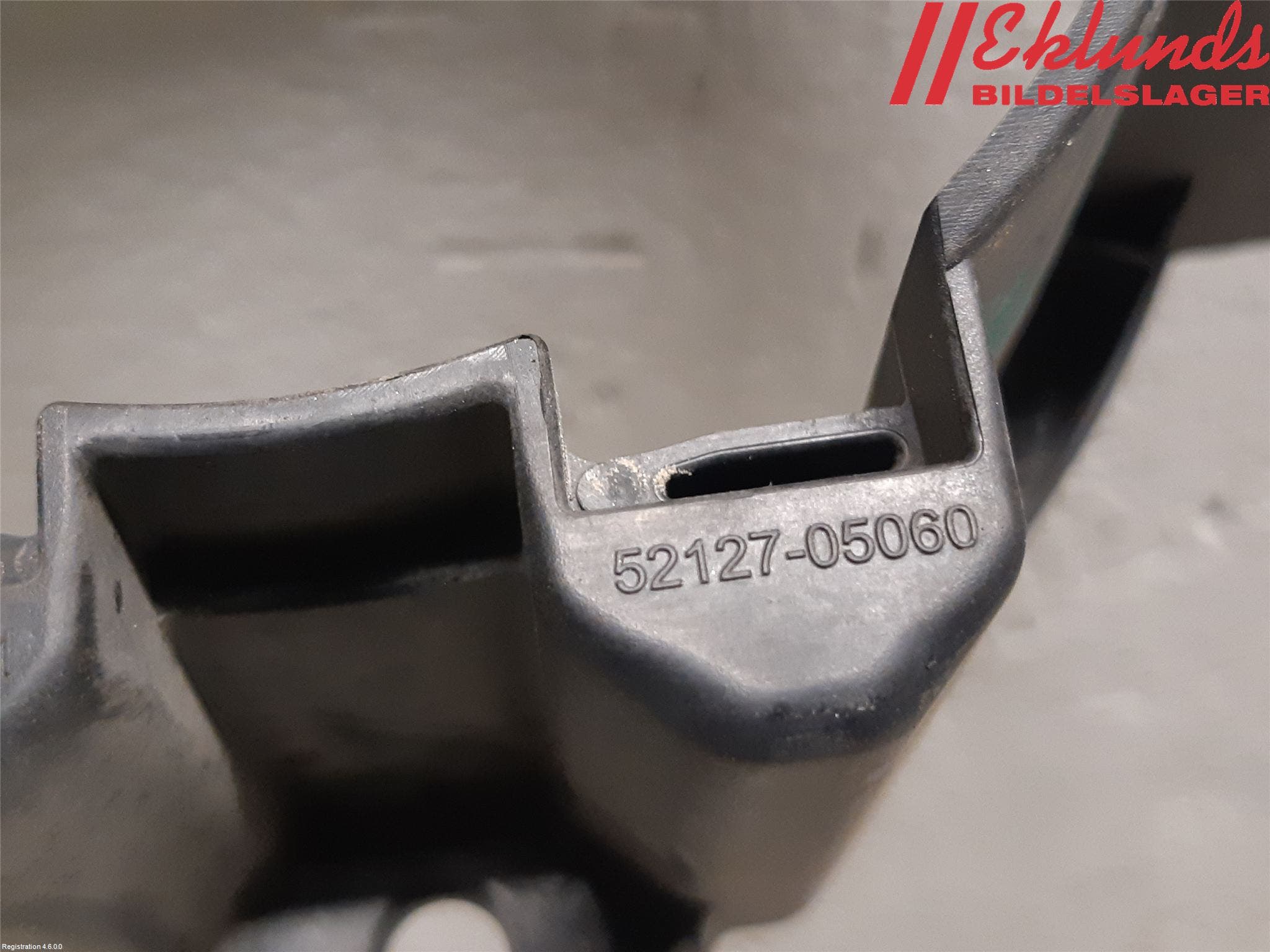 Toyota AVENSIS 09-15 Dimljussarg Fram