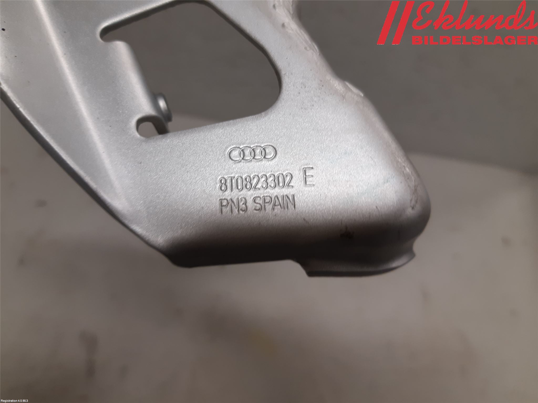 Audi A5 07-16 Huvgångjärn