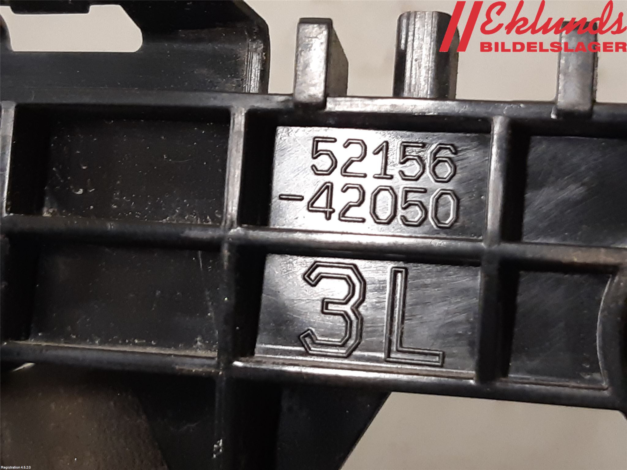 Toyota RAV4 19- Stötfångarfäste Bak Vä