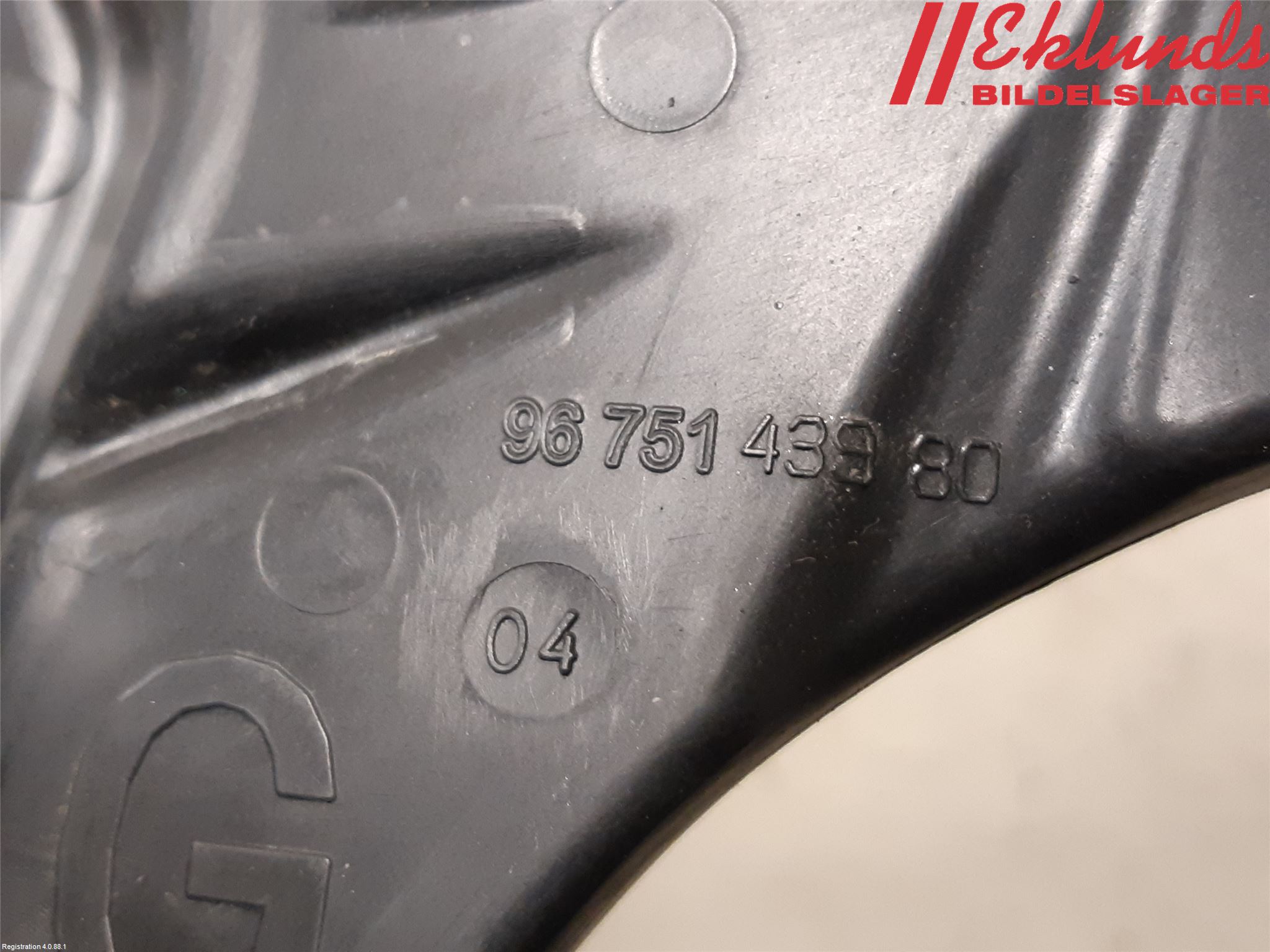 Peugeot 208 12-15 Skärmfäste Fram Vä