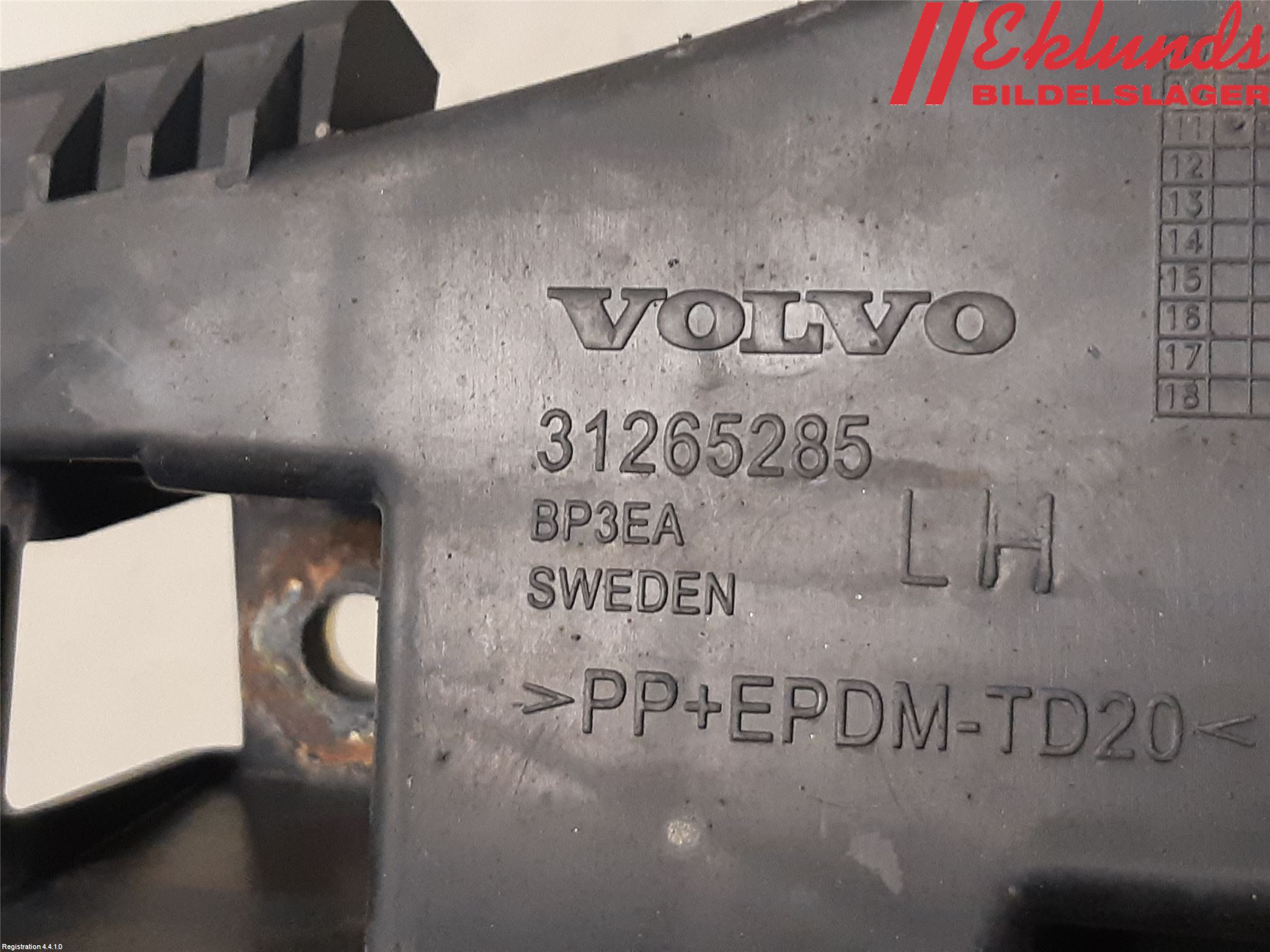 Volvo V60 11-13 Stötfångarfäste Bak Vä