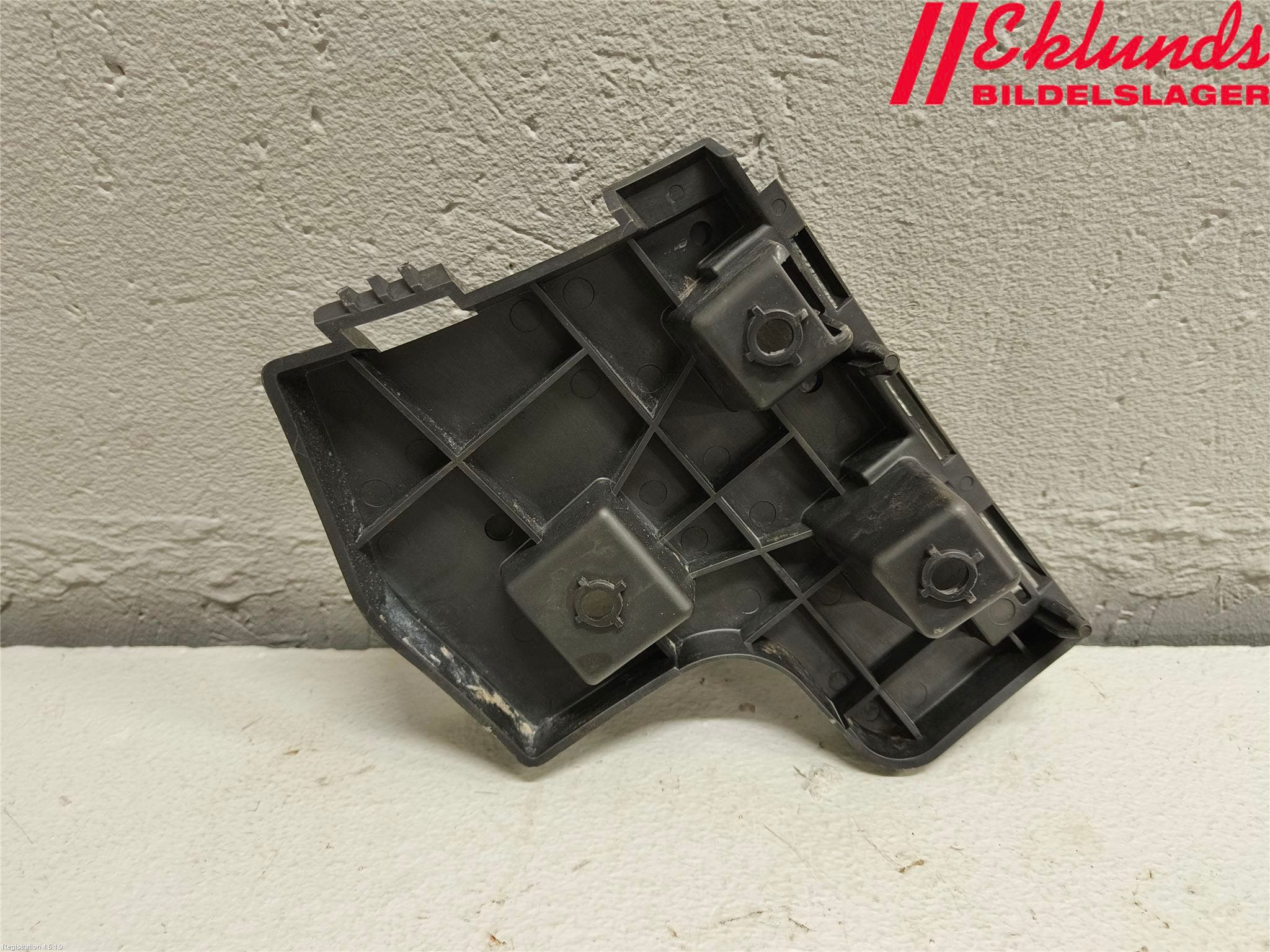 Volvo V60 11-13 Stötfångarfäste Bak Vä