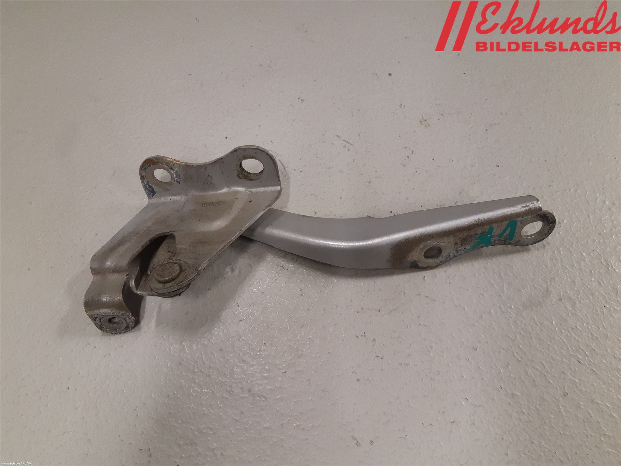 Toyota AVENSIS 09-15 Huvgångjärn