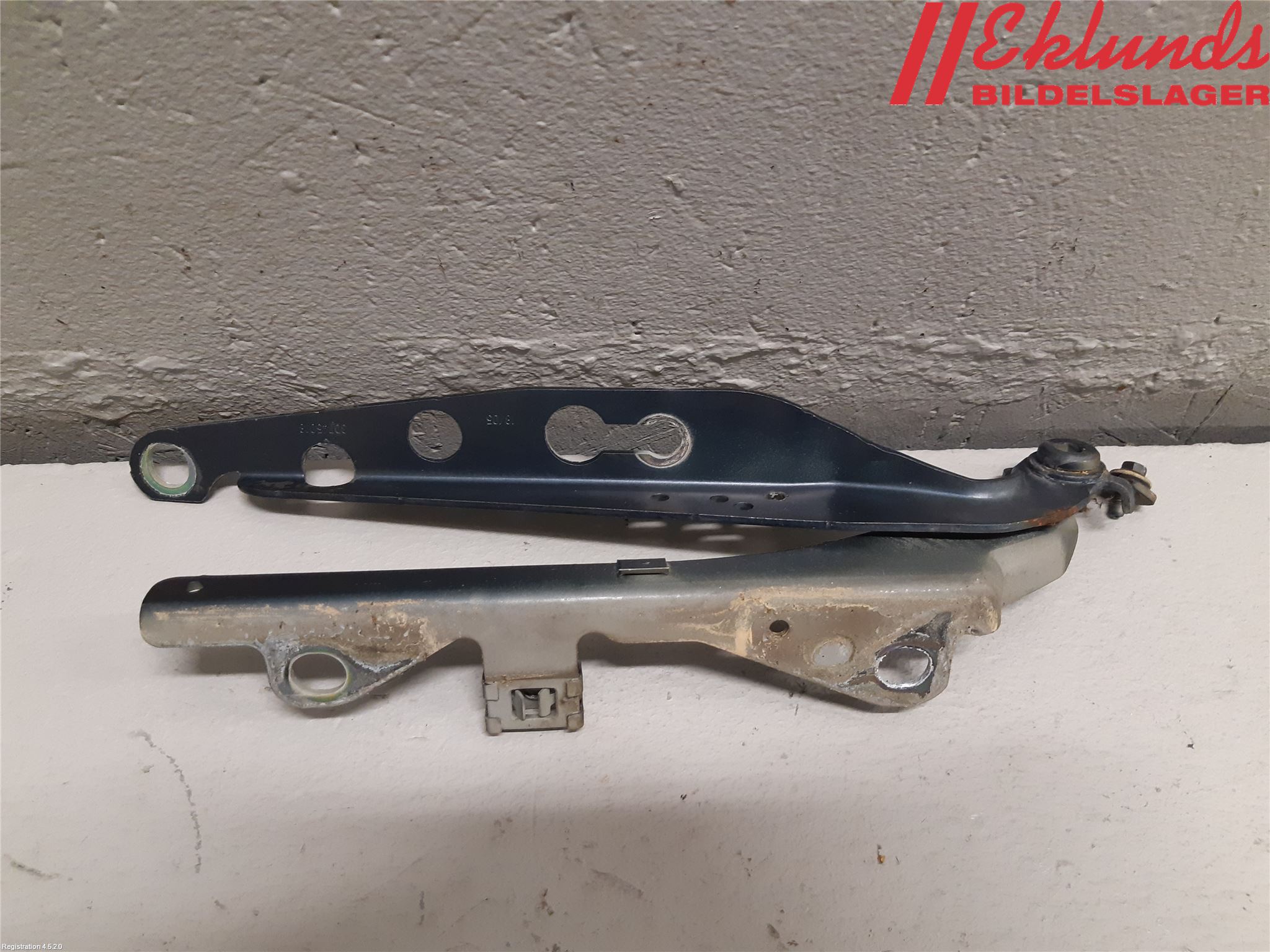 Volvo V70 05-08 Huvgångjärn