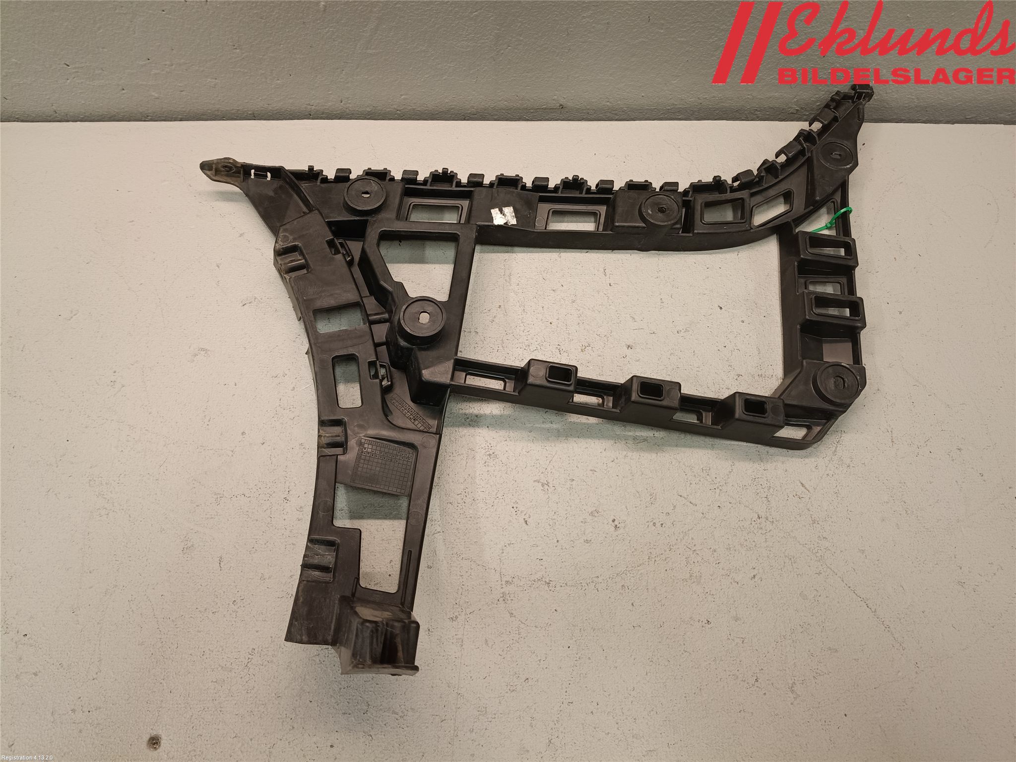 Volkswagen VW JETTA VI 11- Stötfångarfäste Bak Hö