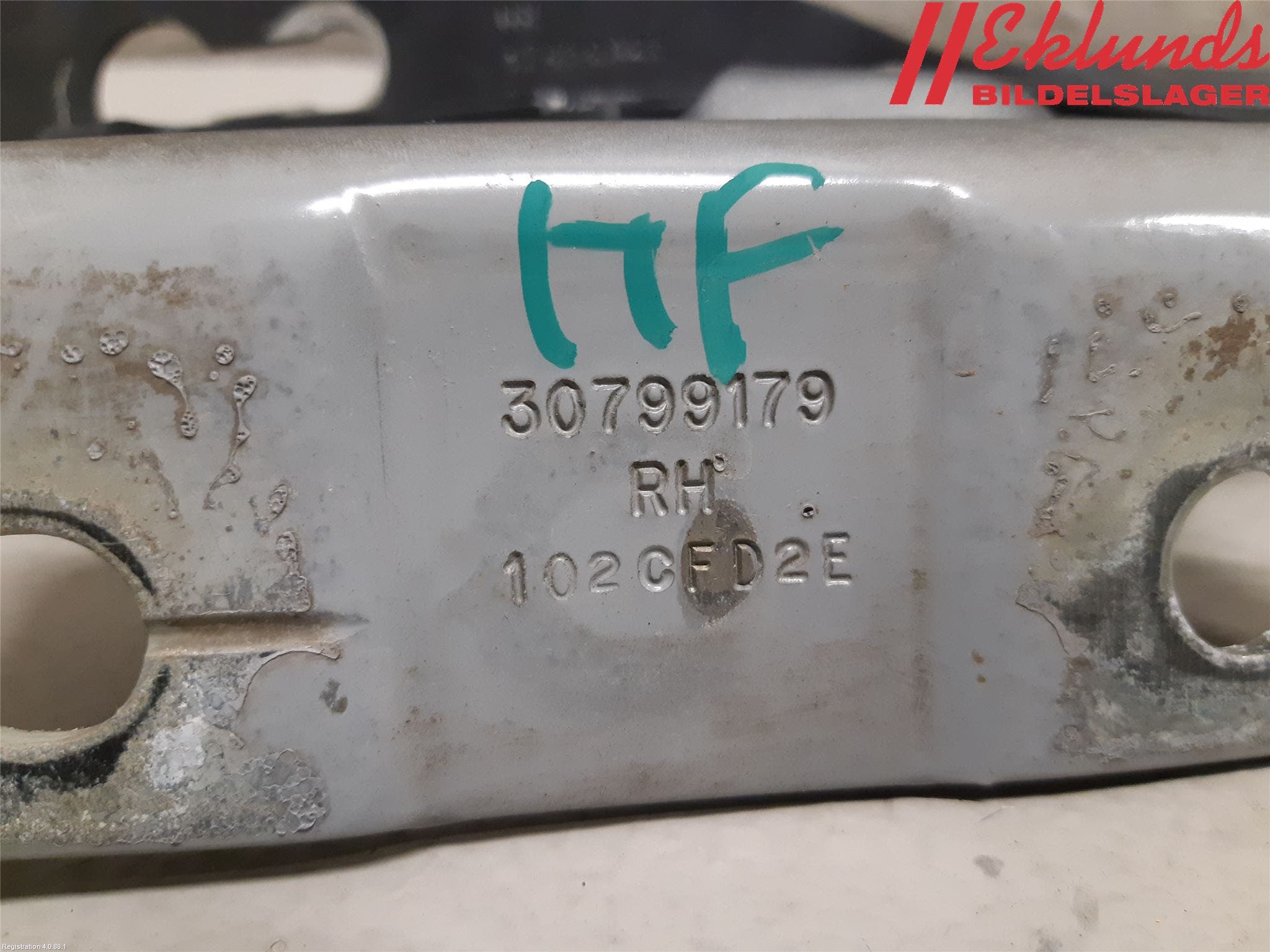 Volvo V60 11-13 Huvgångjärn