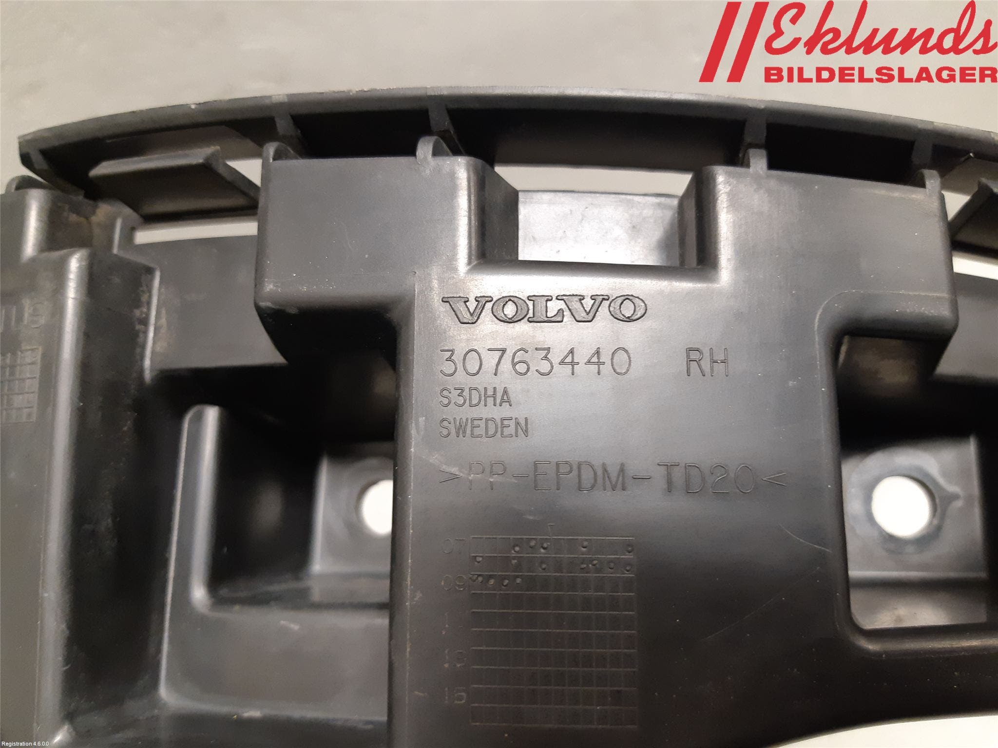 Volvo XC60 09-13 Stötfångarfäste Bak Hö