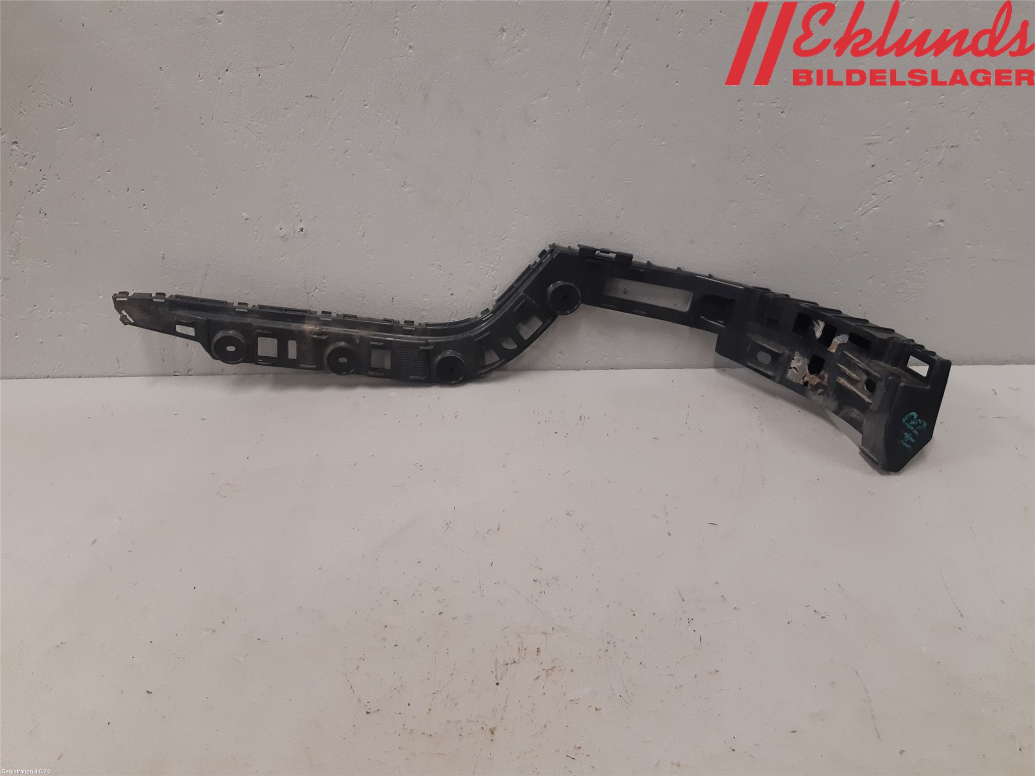 Volkswagen VW PASSAT 11-14 Stötfångarfäste Bak Hö
