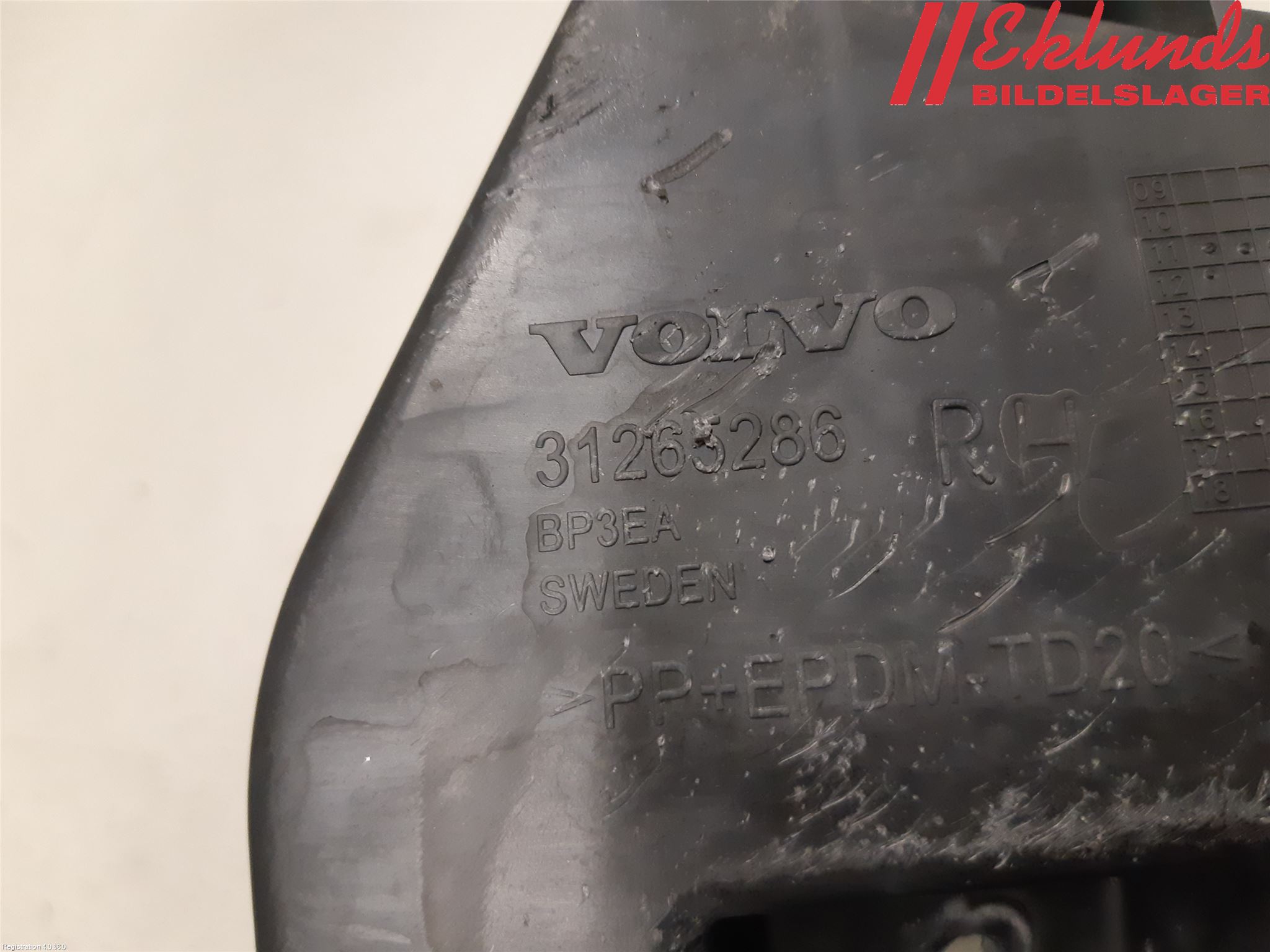 Volvo V60 11-13 Stötfångarfäste Bak Hö