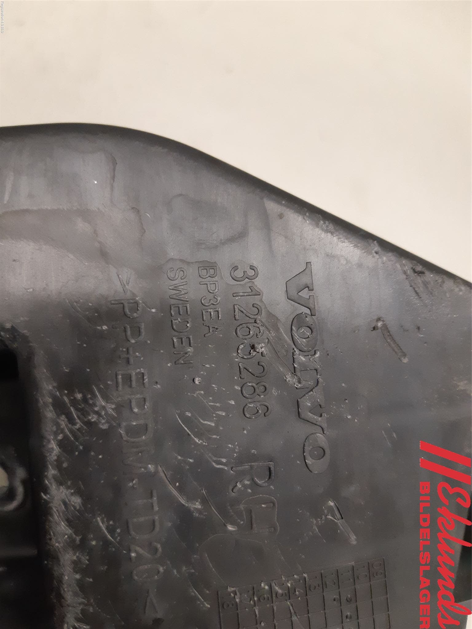 Volvo V60 11-13 Stötfångarfäste Bak Hö