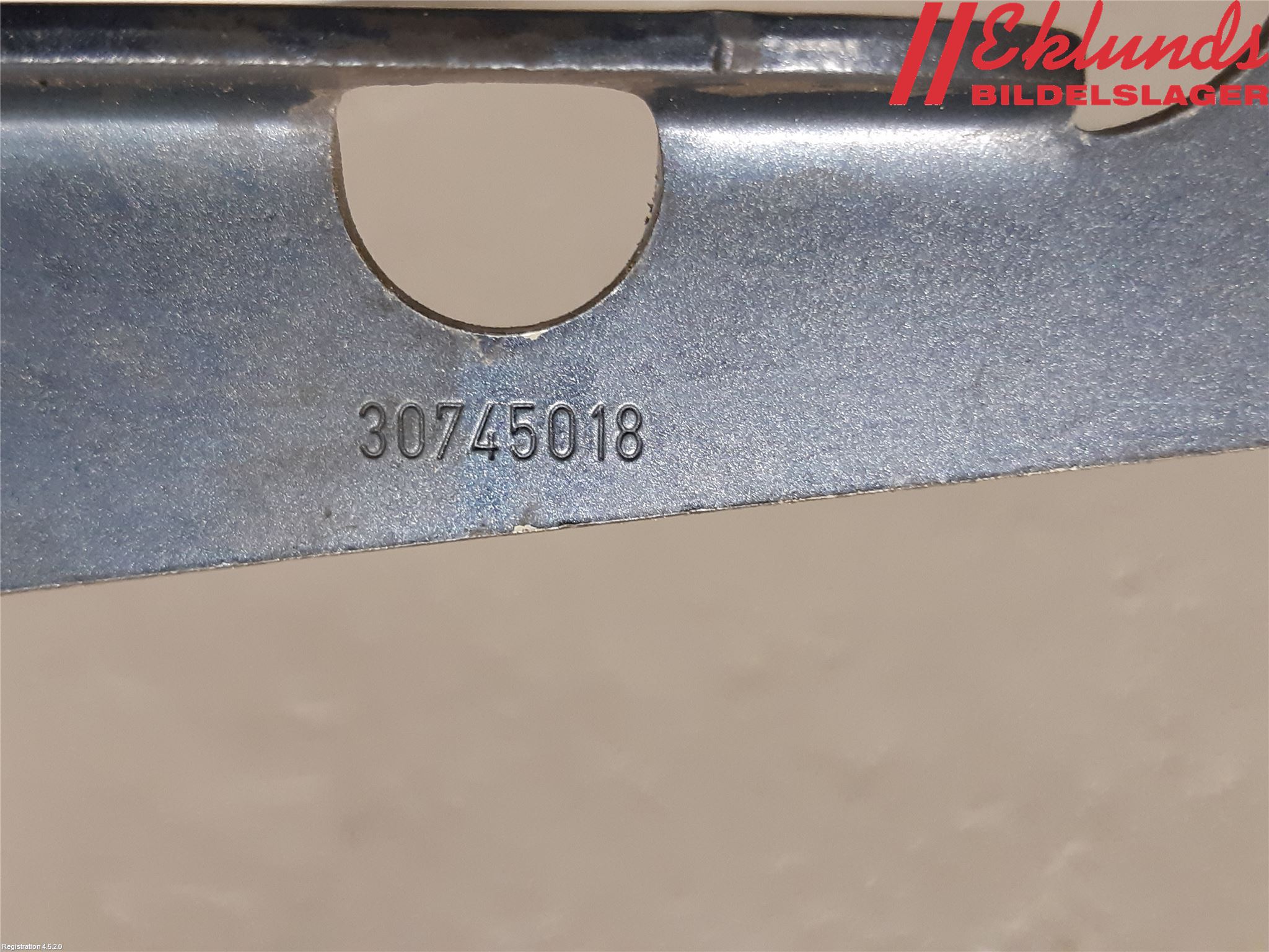 Volvo V70 05-08 Huvgångjärn