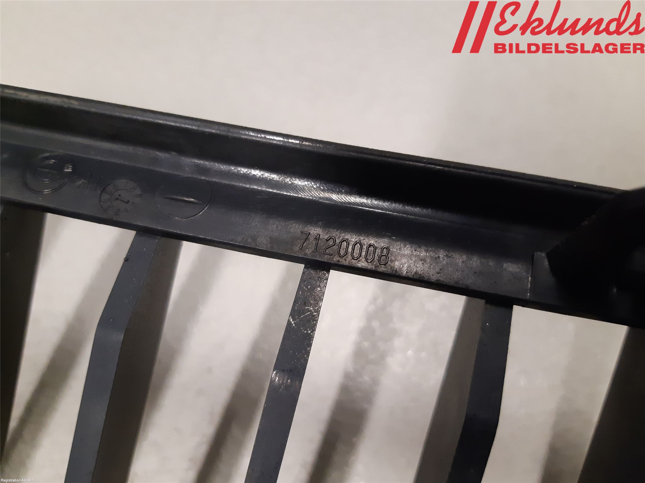 BMW 3 E90/91 SED/TOU 05-12 Grilldel Höger