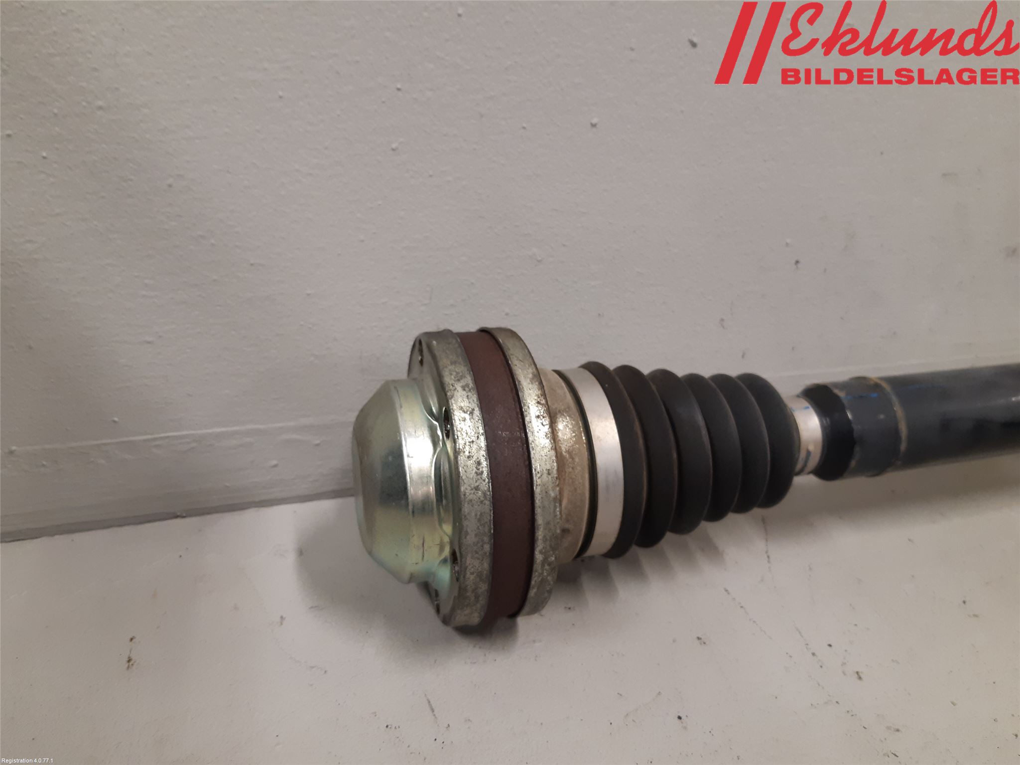 Volkswagen VW CADDY 11-15 Drivaxel Fram Höger