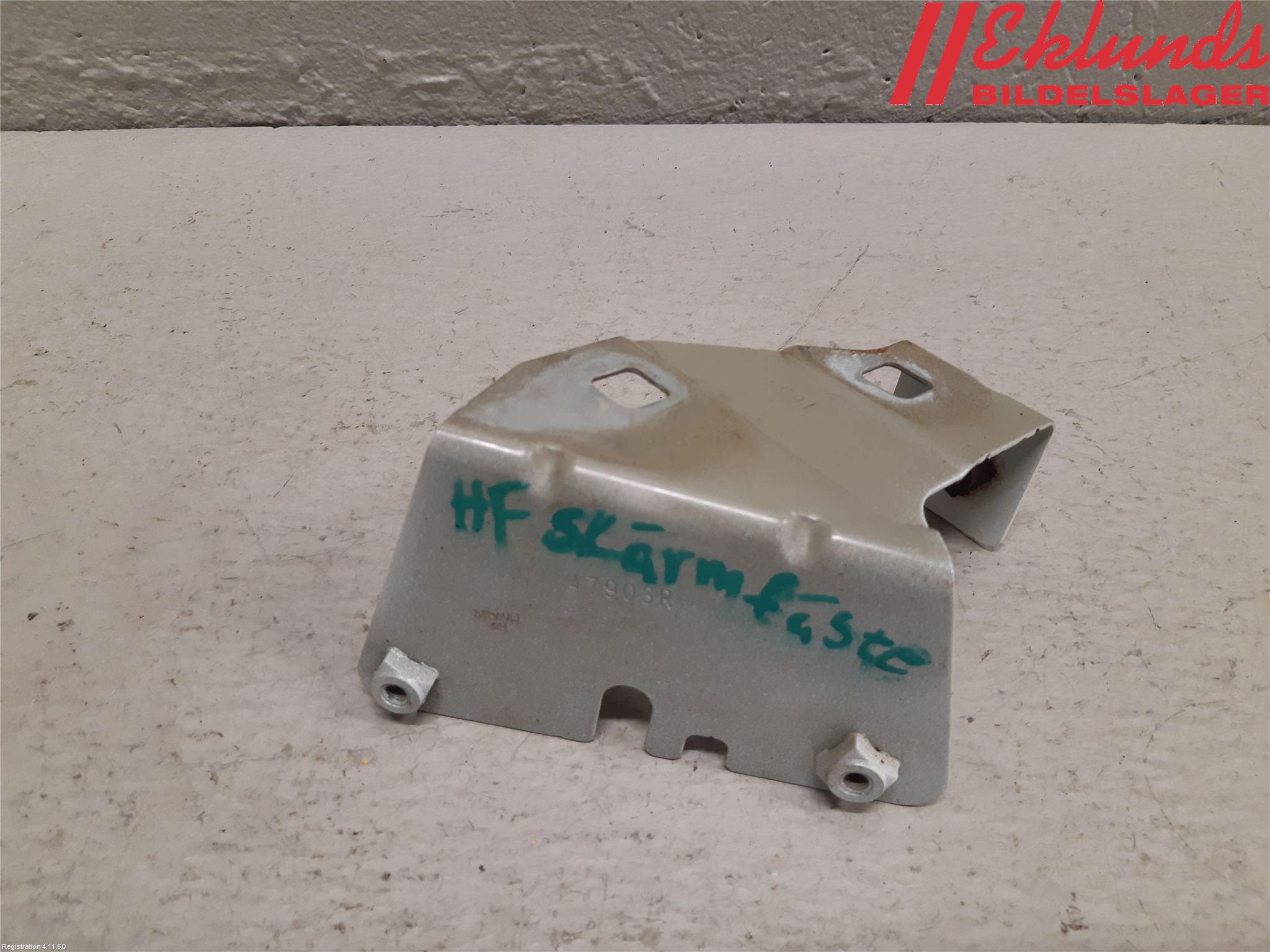 Renault TRAFIC/E-TECH 15- Skärmfäste Fram Hö