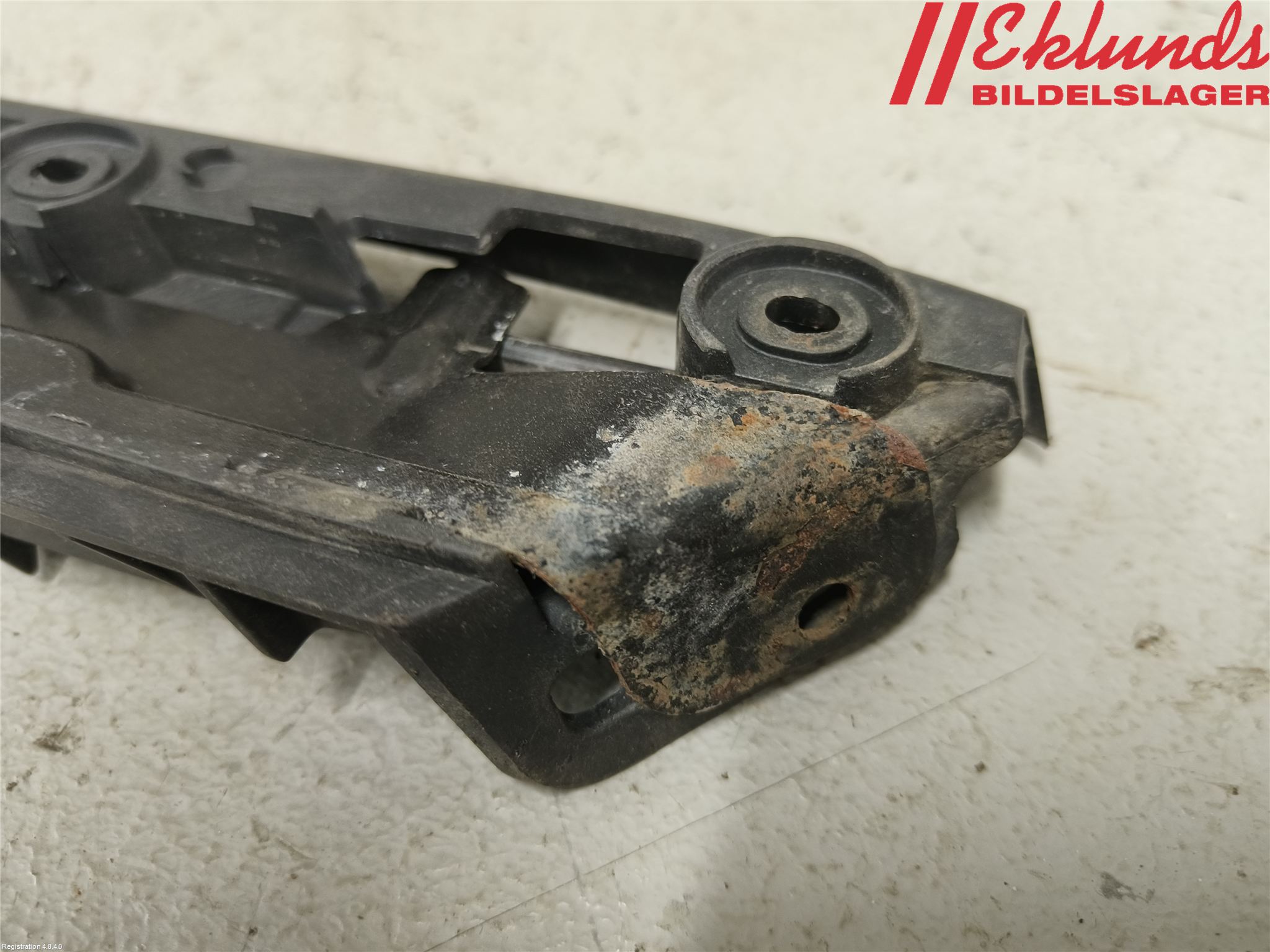 Volkswagen VW CADDY      04-10 Stötfångarfäste Fram Hö