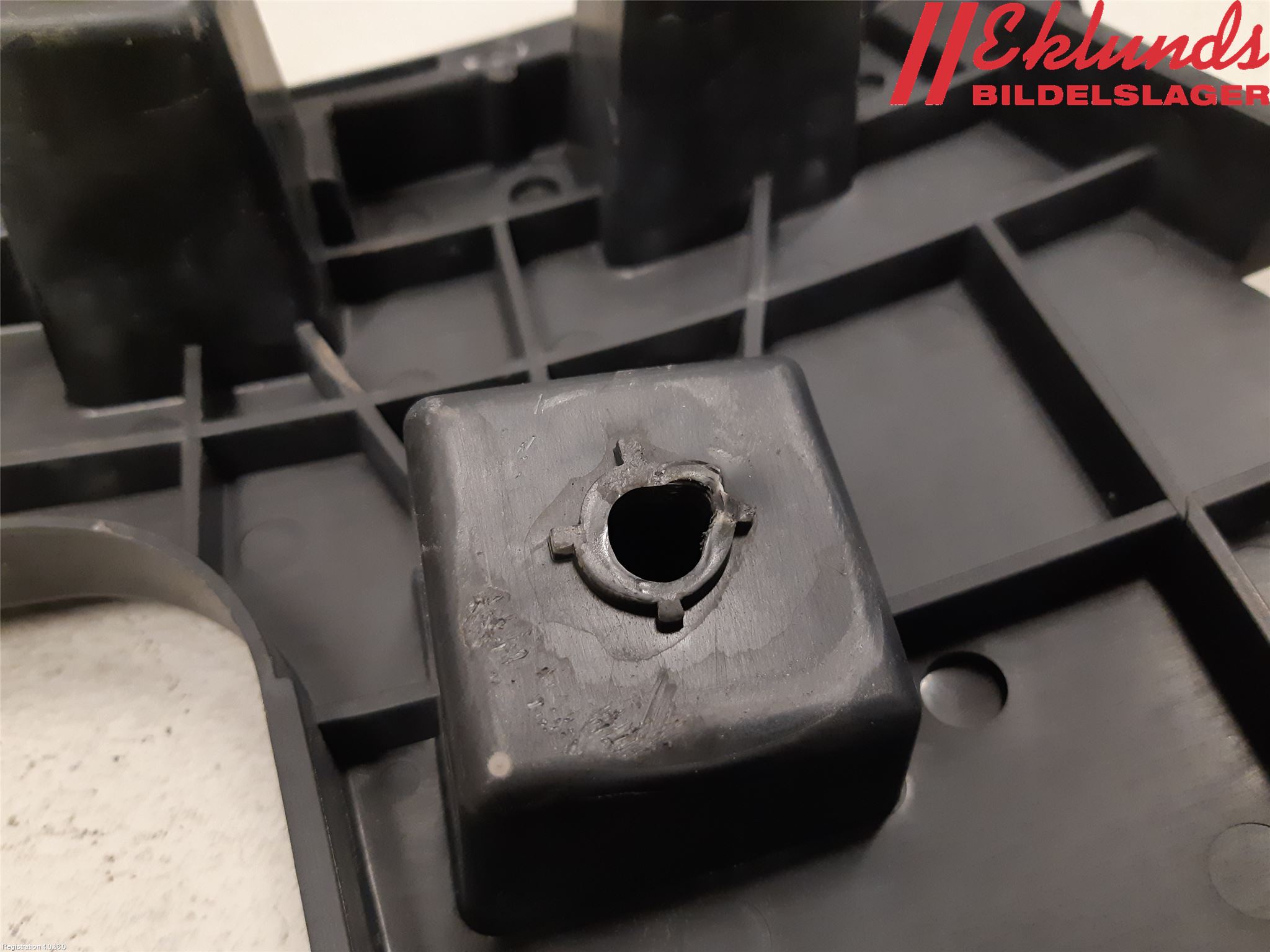 Volvo V60 11-13 Stötfångarfäste Bak Hö