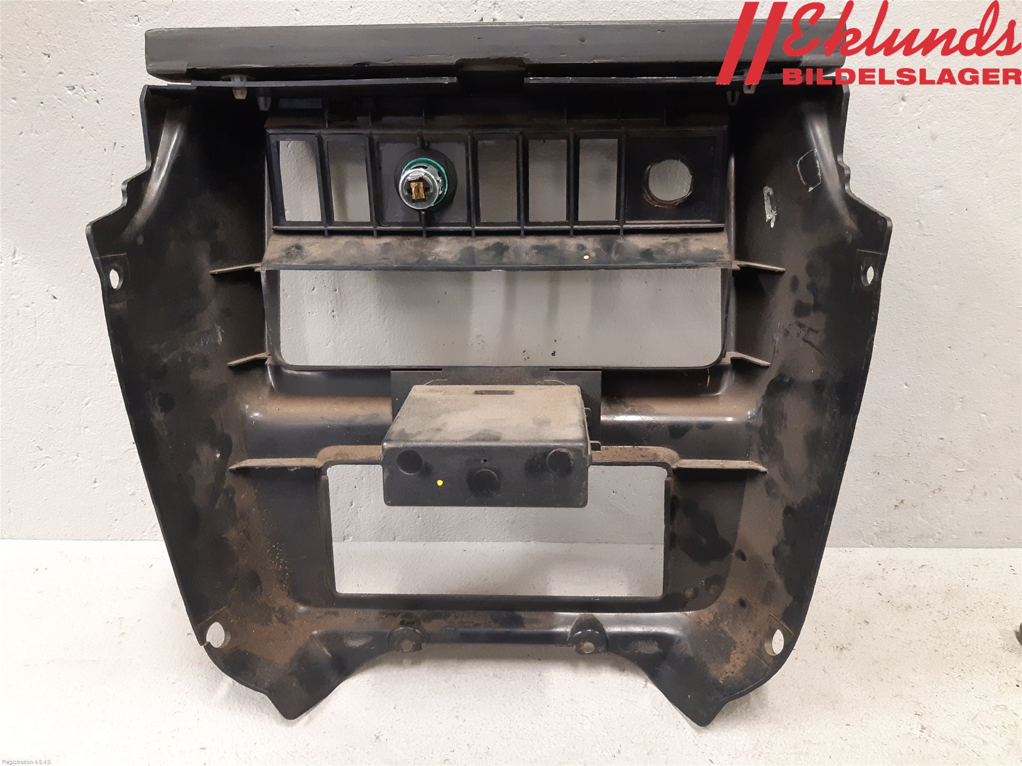 Volvo 260 75-78 Instrumentkonsoll Mitt