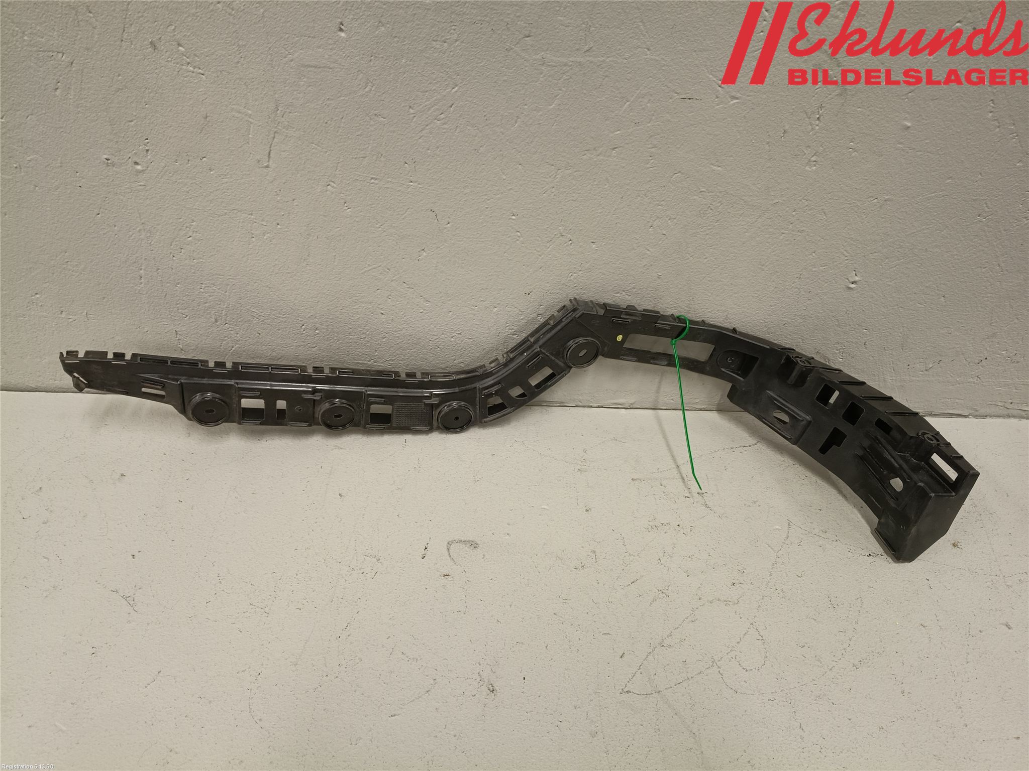 Volkswagen VW PASSAT 11-14 Stötfångarfäste Bak Hö