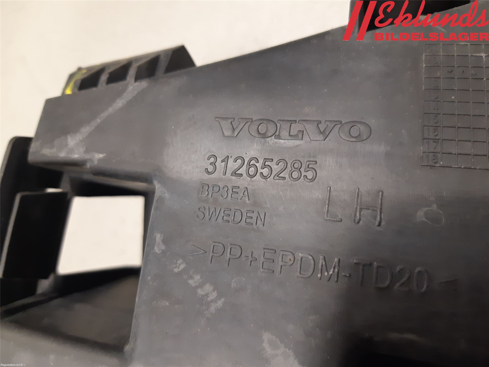 Volvo V60 11-13 Stötfångarfäste Bak Vä