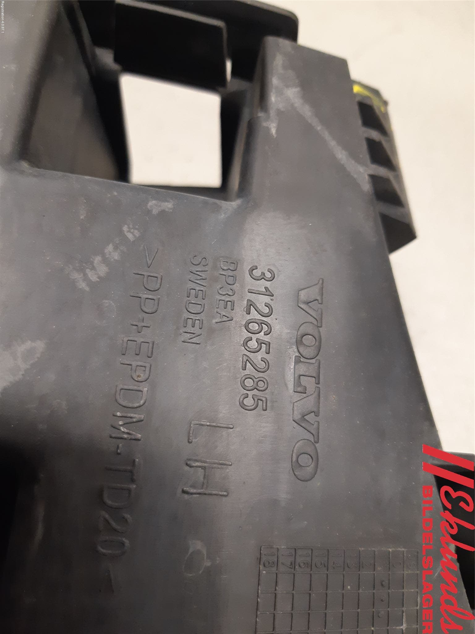 Volvo V60 11-13 Stötfångarfäste Bak Vä