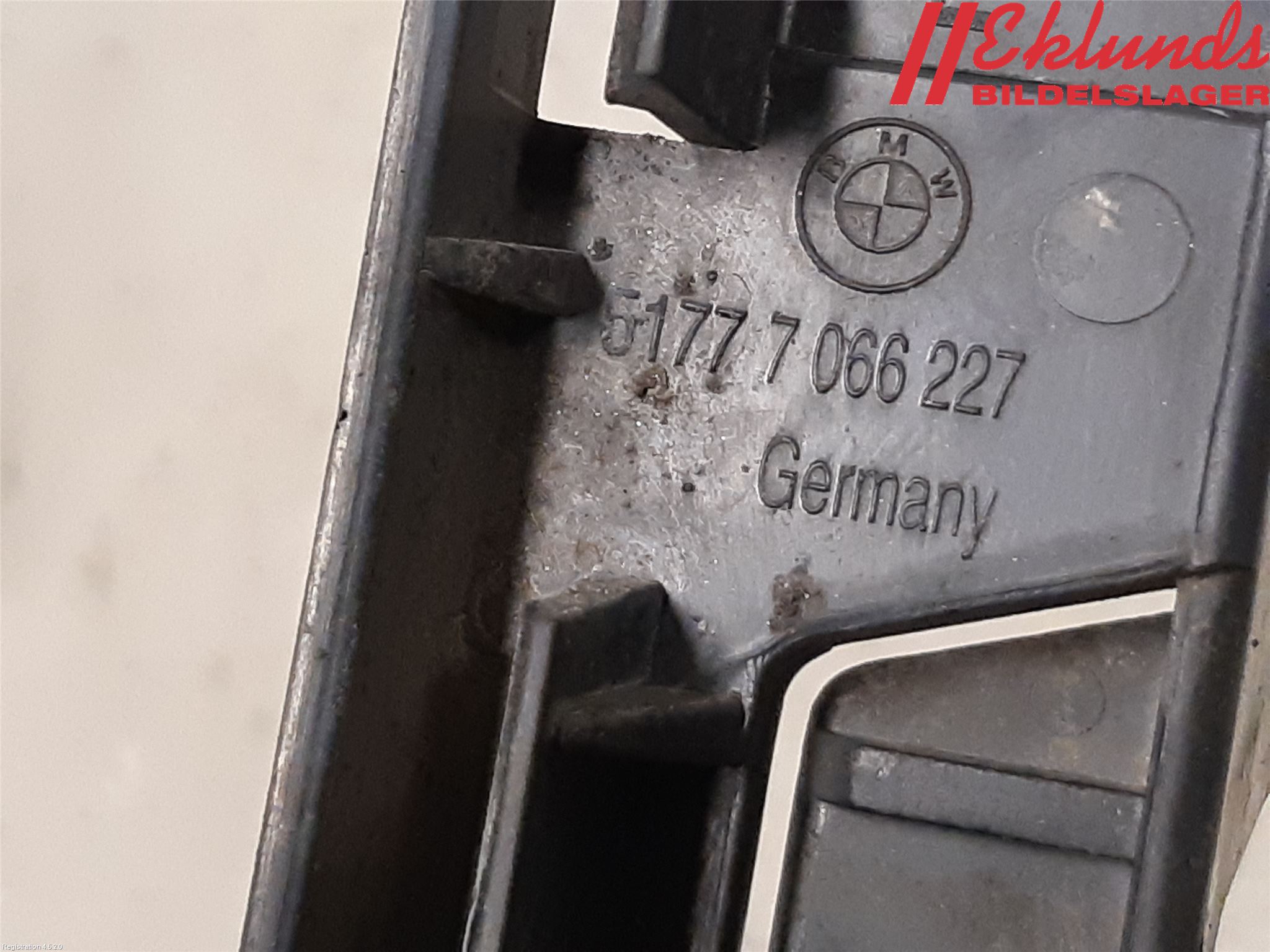 BMW 5 E60/61 Sed/Tou 02-10 Skärmfäste Fram Vä