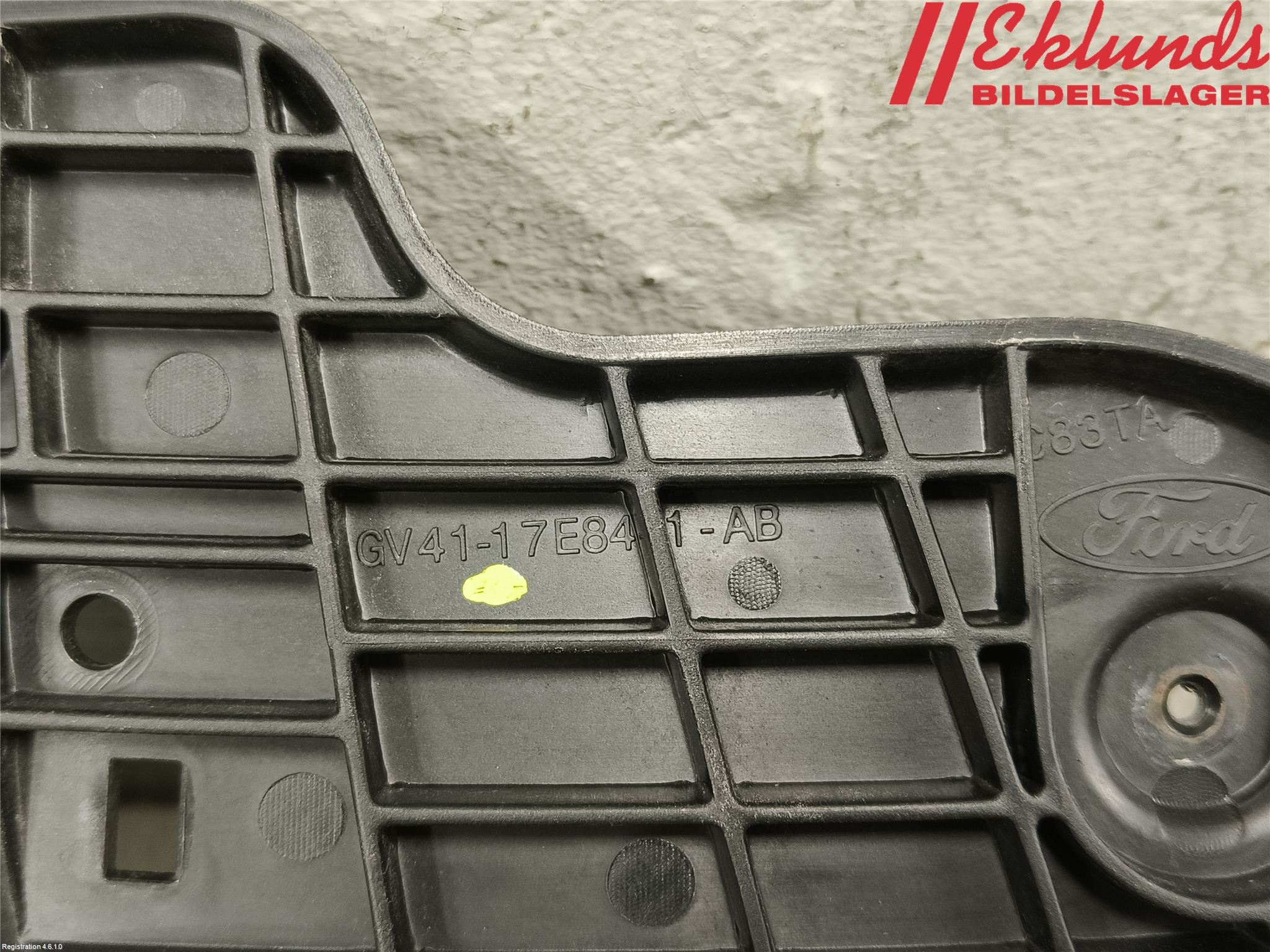 Ford KUGA 17-19 Strålkastarsarg Vänster