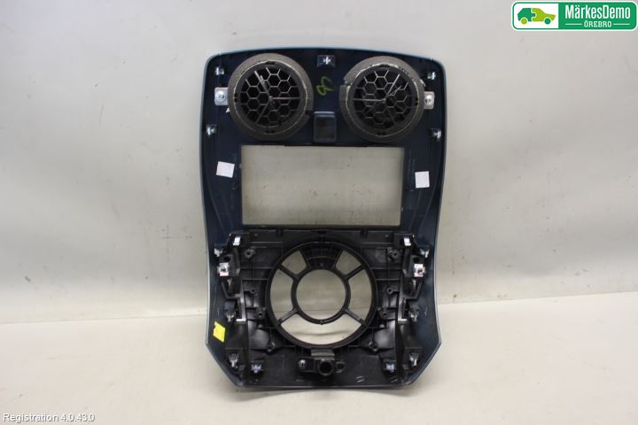Nissan NOTE E11 06-14 Instrument-Radio Sarg