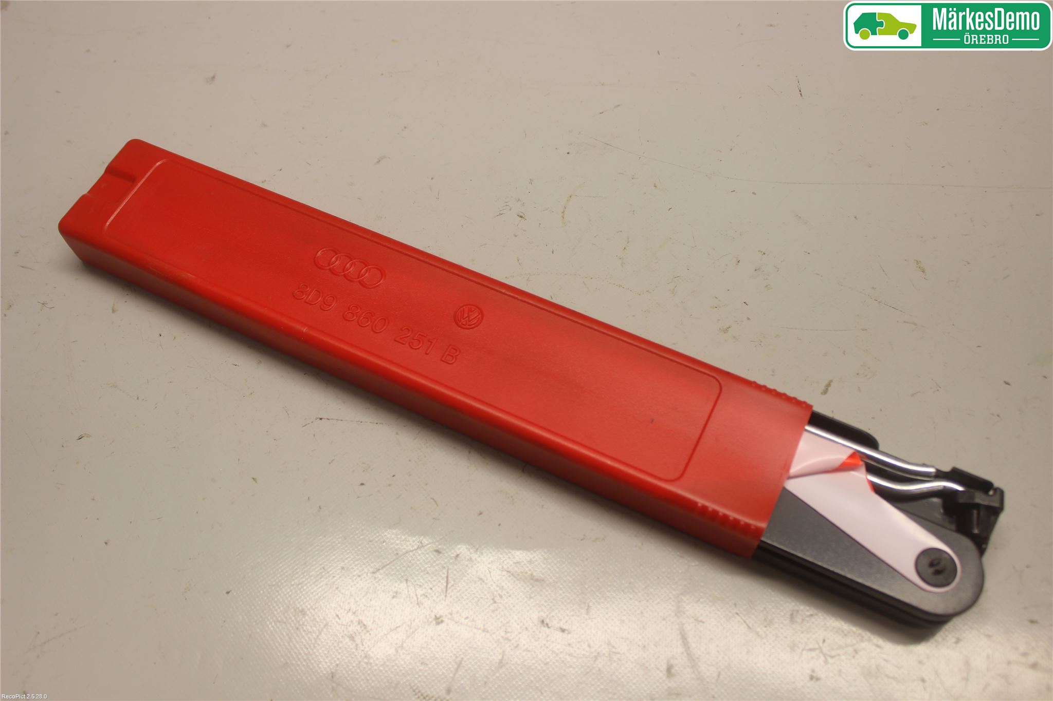 Volkswagen VW PASSAT 11-14 Varningstriangel