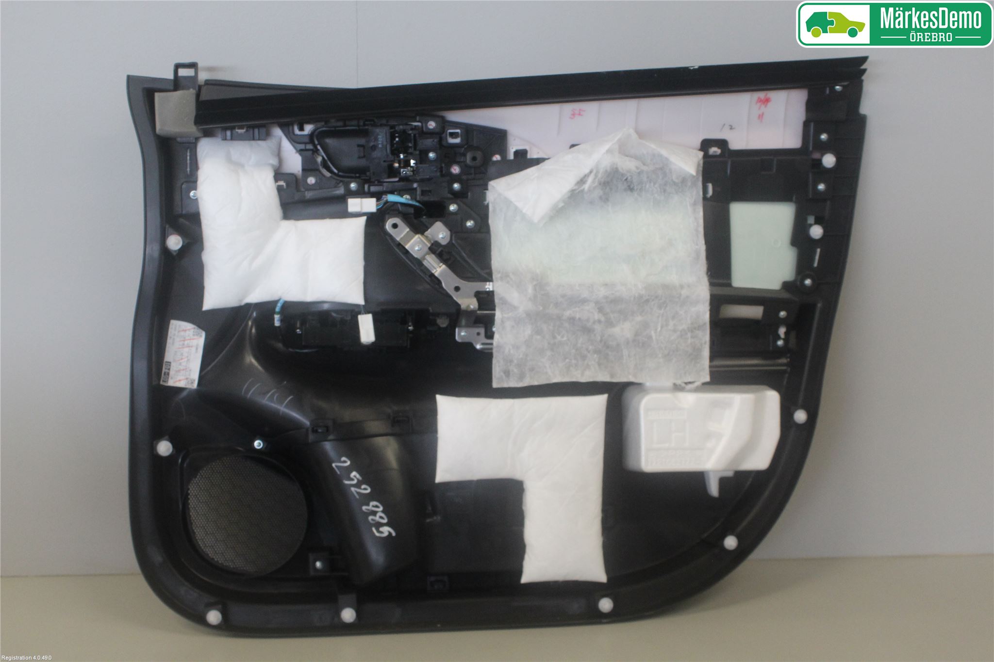 Mitsubishi ECLIPS CROSS Dörrklädsel Vä