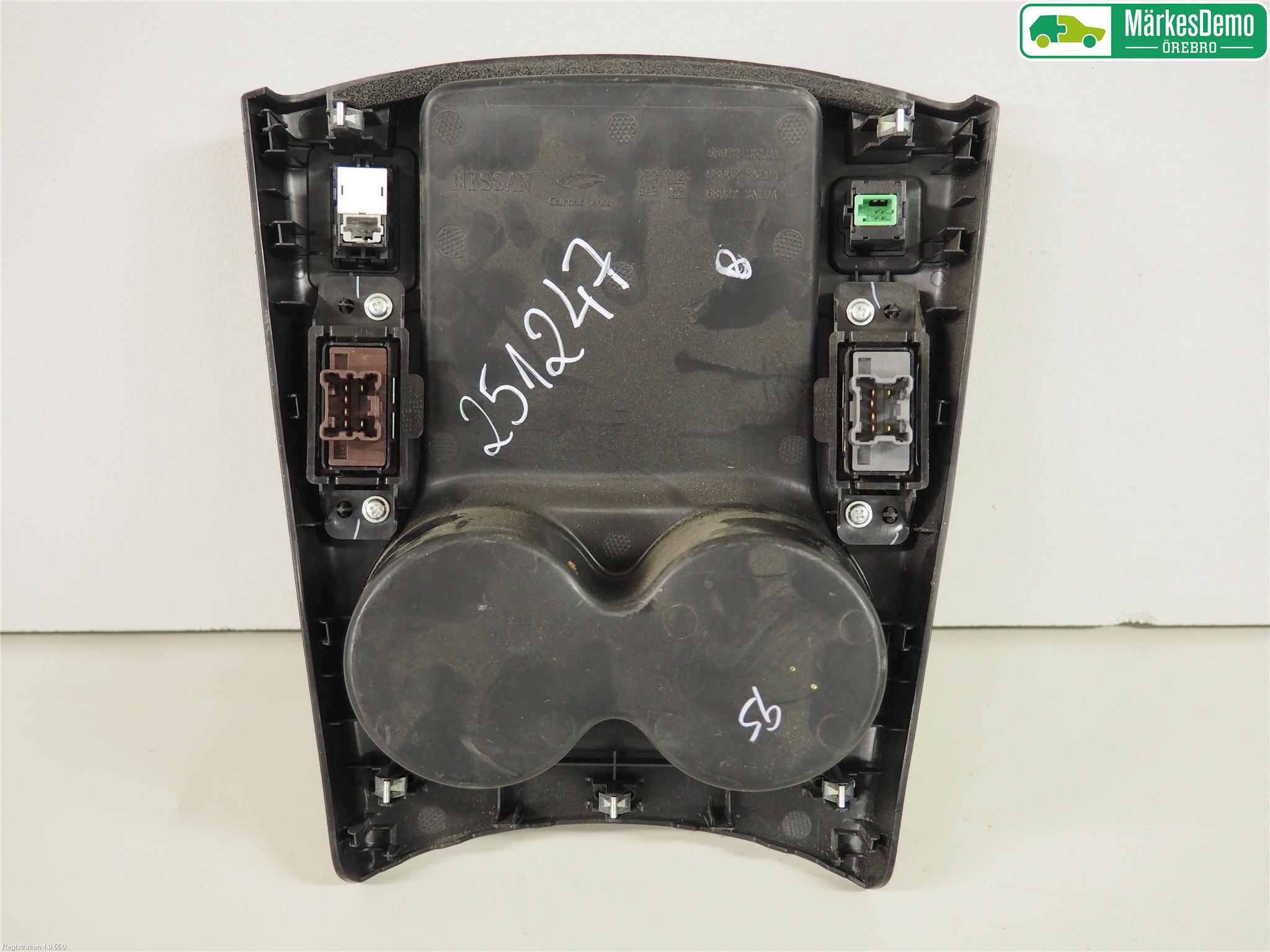 Nissan LEAF 11-17 Mugghållare