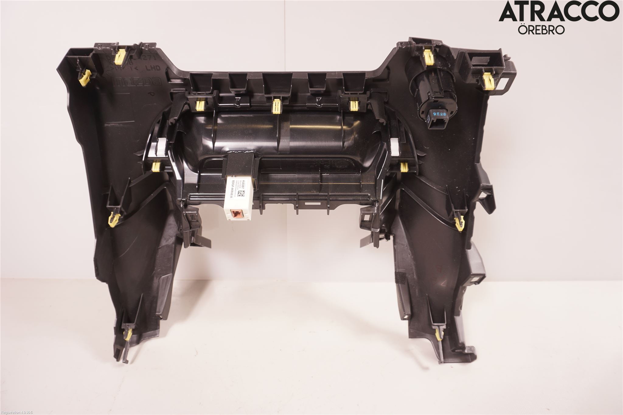 Mazda CX-30 20- Instrumentkonsoll Mitt