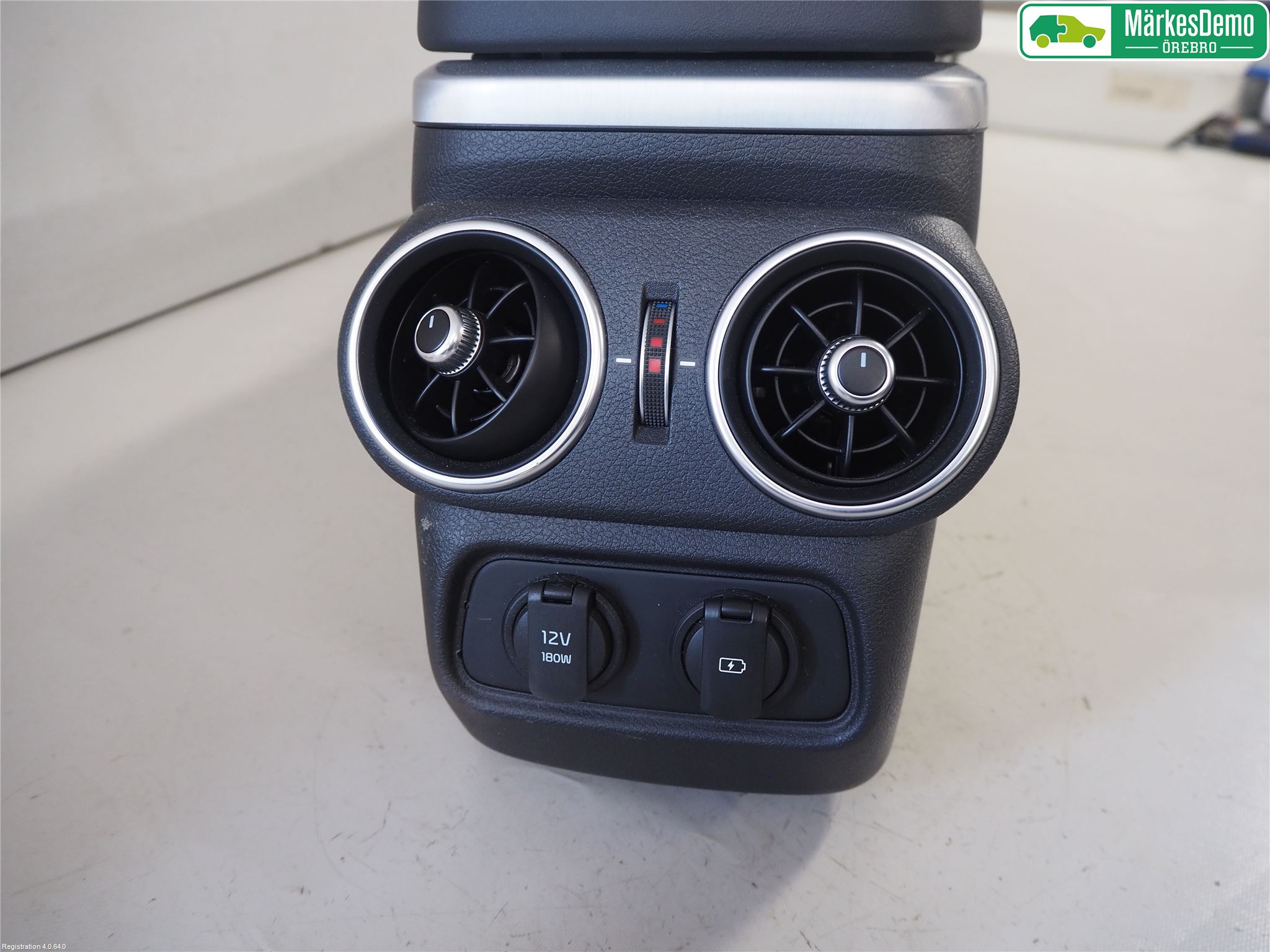 Kia STINGER 18- Instrumentkonsoll Golv