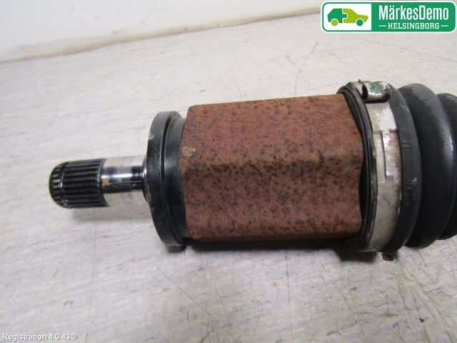 BMW 3 F30/F31/F80 12-19 Drivaxel Fram Vänster