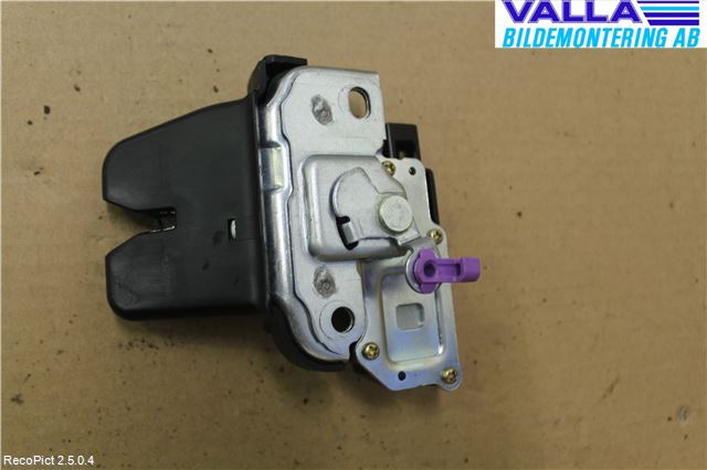 Toyota CAMRY    01-06 Låskista Baklucka