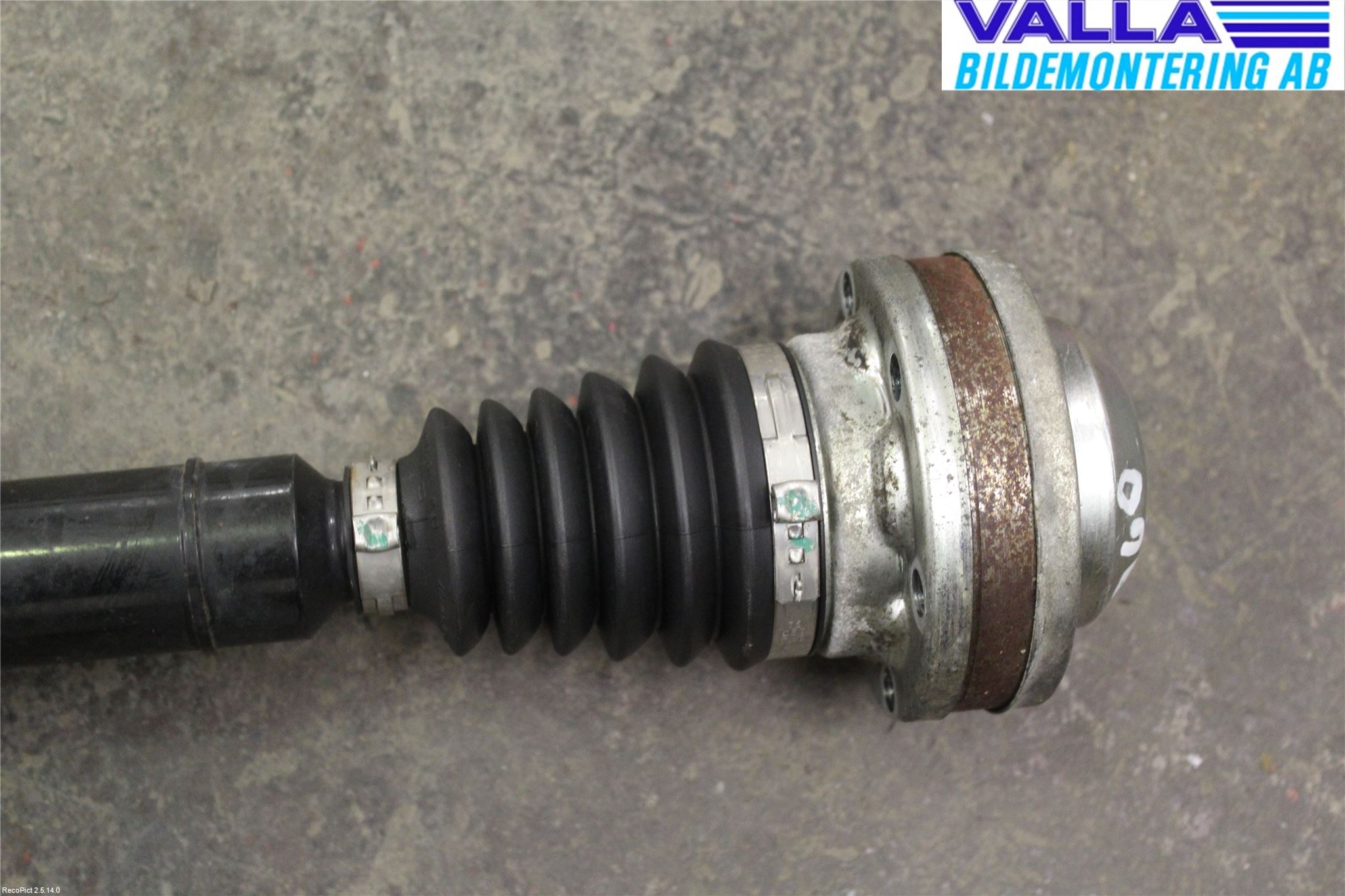 Volkswagen VW PASSAT 11-14 Drivaxel Fram Höger
